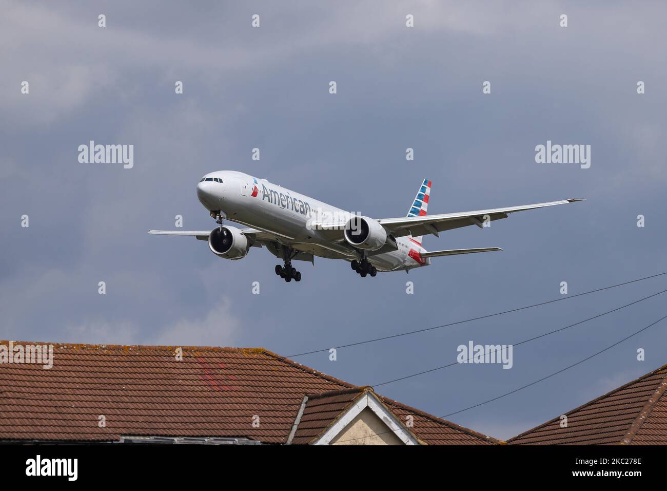 American Airlines Boing 777-300 Großraumflugzeuge, wie bei der endgültigen Annäherung über die Häuser der Myrtle Ave, für die Landung auf dem London Heathrow LHR EGLL International Airport in England, Großbritannien, gesehen. Das Flugzeug B777 hat die Registrierung N718AN und wird von 2x GE-Düsenmotoren angetrieben. American Airlines AA AAL ist die weltweit größte Fluggesellschaft mit Sitz und Drehkreuz in Fort Worth, Texas. Die 777-323(er)-Maschine wird seit dem 23. März 2020 in Tulsa TUL gelagert, weil die Coronavirus Covid-19-Pandemie den Niedergang der Luftfahrtindustrie anführte. 19. März 2020 London Heathrow (Foto von Nicolas Econo Stockfoto