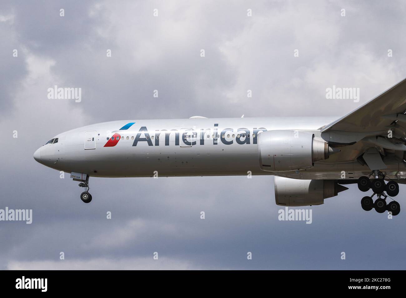 American Airlines Boing 777-300 Großraumflugzeuge, wie bei der endgültigen Annäherung über die Häuser der Myrtle Ave, für die Landung auf dem London Heathrow LHR EGLL International Airport in England, Großbritannien, gesehen. Das Flugzeug B777 hat die Registrierung N718AN und wird von 2x GE-Düsenmotoren angetrieben. American Airlines AA AAL ist die weltweit größte Fluggesellschaft mit Sitz und Drehkreuz in Fort Worth, Texas. Die 777-323(er)-Maschine wird seit dem 23. März 2020 in Tulsa TUL gelagert, weil die Coronavirus Covid-19-Pandemie den Niedergang der Luftfahrtindustrie anführte. 19. März 2020 London Heathrow (Foto von Nicolas Econo Stockfoto