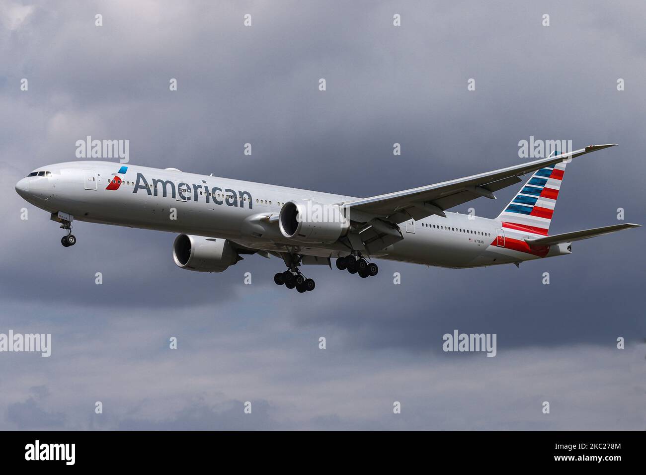 American Airlines Boing 777-300 Großraumflugzeuge, wie bei der endgültigen Annäherung über die Häuser der Myrtle Ave, für die Landung auf dem London Heathrow LHR EGLL International Airport in England, Großbritannien, gesehen. Das Flugzeug B777 hat die Registrierung N718AN und wird von 2x GE-Düsenmotoren angetrieben. American Airlines AA AAL ist die weltweit größte Fluggesellschaft mit Sitz und Drehkreuz in Fort Worth, Texas. Die 777-323(er)-Maschine wird seit dem 23. März 2020 in Tulsa TUL gelagert, weil die Coronavirus Covid-19-Pandemie den Niedergang der Luftfahrtindustrie anführte. 19. März 2020 London Heathrow (Foto von Nicolas Econo Stockfoto