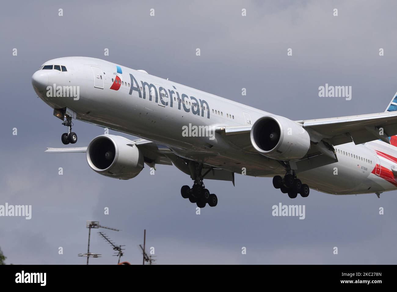 American Airlines Boing 777-300 Großraumflugzeuge, wie bei der endgültigen Annäherung über die Häuser der Myrtle Ave, für die Landung auf dem London Heathrow LHR EGLL International Airport in England, Großbritannien, gesehen. Das Flugzeug B777 hat die Registrierung N718AN und wird von 2x GE-Düsenmotoren angetrieben. American Airlines AA AAL ist die weltweit größte Fluggesellschaft mit Sitz und Drehkreuz in Fort Worth, Texas. Die 777-323(er)-Maschine wird seit dem 23. März 2020 in Tulsa TUL gelagert, weil die Coronavirus Covid-19-Pandemie den Niedergang der Luftfahrtindustrie anführte. 19. März 2020 London Heathrow (Foto von Nicolas Econo Stockfoto