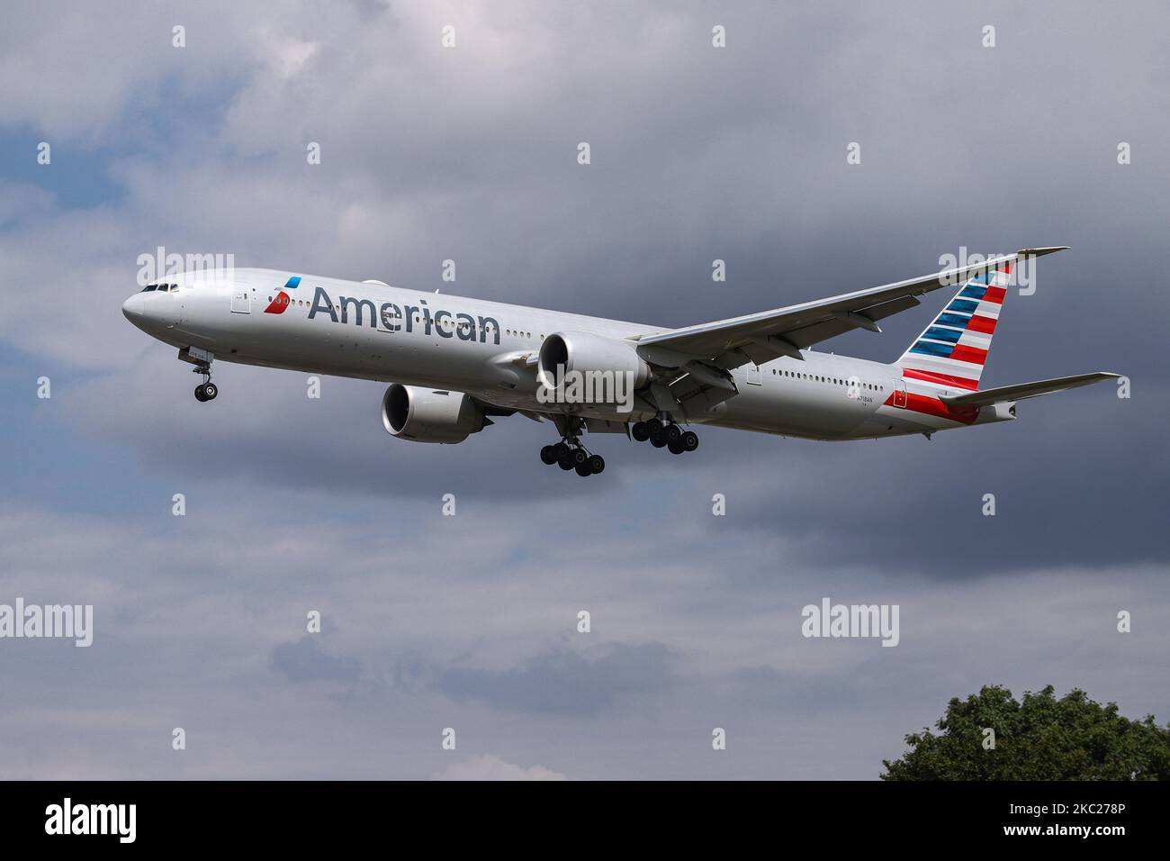 American Airlines Boing 777-300 Großraumflugzeuge, wie bei der endgültigen Annäherung über die Häuser der Myrtle Ave, für die Landung auf dem London Heathrow LHR EGLL International Airport in England, Großbritannien, gesehen. Das Flugzeug B777 hat die Registrierung N718AN und wird von 2x GE-Düsenmotoren angetrieben. American Airlines AA AAL ist die weltweit größte Fluggesellschaft mit Sitz und Drehkreuz in Fort Worth, Texas. Die 777-323(er)-Maschine wird seit dem 23. März 2020 in Tulsa TUL gelagert, weil die Coronavirus Covid-19-Pandemie den Niedergang der Luftfahrtindustrie anführte. 19. März 2020 London Heathrow (Foto von Nicolas Econo Stockfoto