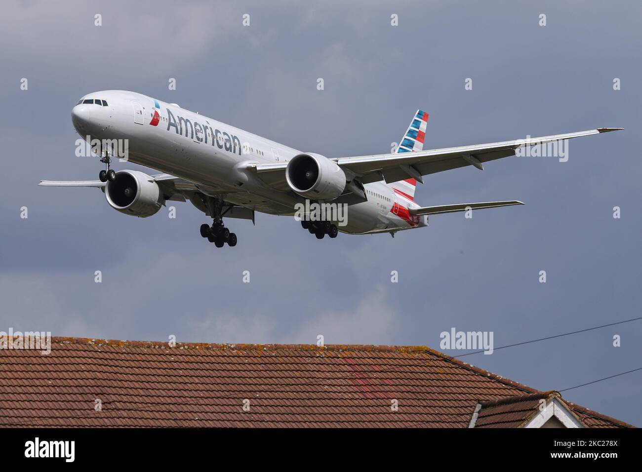 American Airlines Boing 777-300 Großraumflugzeuge, wie bei der endgültigen Annäherung über die Häuser der Myrtle Ave, für die Landung auf dem London Heathrow LHR EGLL International Airport in England, Großbritannien, gesehen. Das Flugzeug B777 hat die Registrierung N718AN und wird von 2x GE-Düsenmotoren angetrieben. American Airlines AA AAL ist die weltweit größte Fluggesellschaft mit Sitz und Drehkreuz in Fort Worth, Texas. Die 777-323(er)-Maschine wird seit dem 23. März 2020 in Tulsa TUL gelagert, weil die Coronavirus Covid-19-Pandemie den Niedergang der Luftfahrtindustrie anführte. 19. März 2020 London Heathrow (Foto von Nicolas Econo Stockfoto