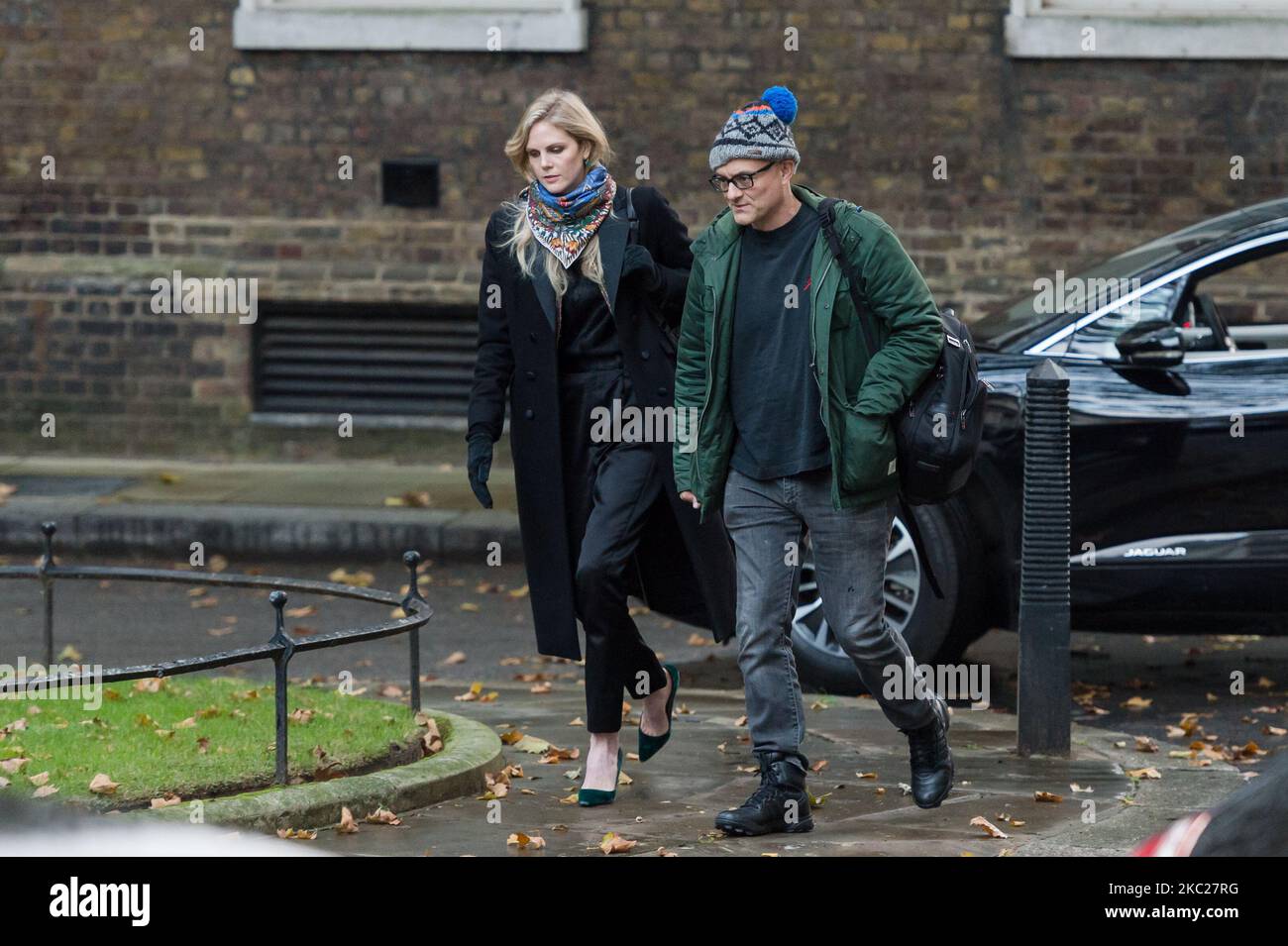 Vor der Kabinettssitzung am 20. Oktober 2020 in London, England, kommt ein britischer Regierungsberater Cleo Watson (L) und spezieller politischer Berater des britischen Premierministers Dominic Cummings (R) in der Downing Street im Zentrum von London an. (Foto von Wiktor Szymanowicz/NurPhoto) Stockfoto