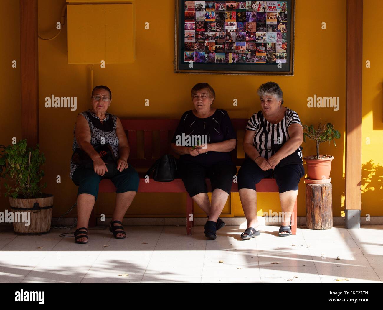 Frauen, die am 20. Oktober 2020 in der Altstadt von Nikosia, Zypern, sitzen (Foto: George Christophorou/NurPhoto) Stockfoto