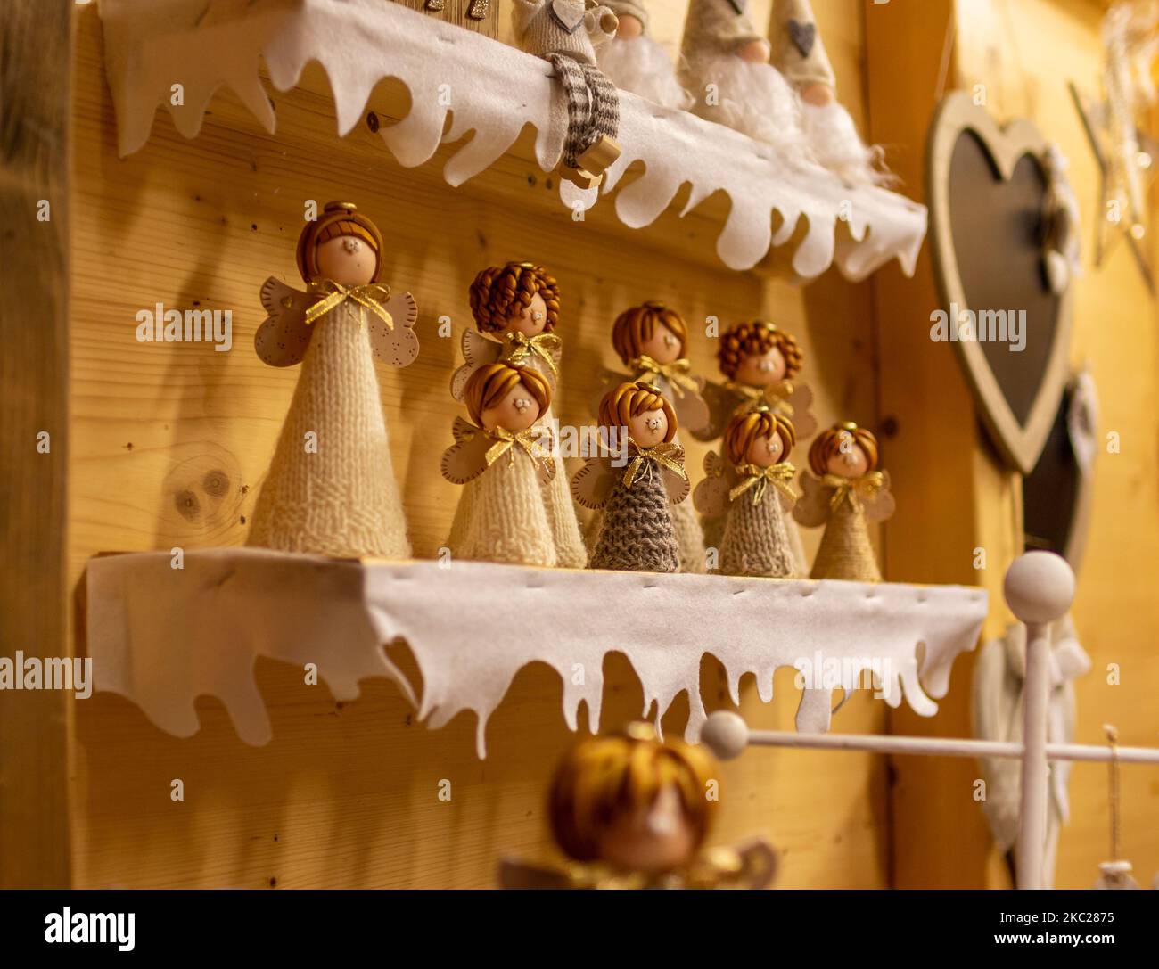 Marktstand mit handgefertigten Winkelfiguren auf dem traditionellen Christkindlmarkt in Meran, Südtirol, Italien Stockfoto