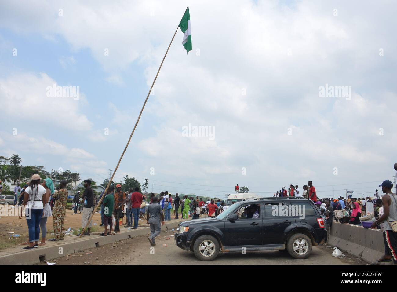 Während einer friedlichen Demonstration gegen die Brutalität der Polizei in Nigeria am 20. Oktober 2020 verbarrikadierte der Protestler die Autobahn zwischen Lagos und anderen Teilen des Landes in Magboro, Bundesstaat Ogun. Die Gouverneurin des Staates Lagos, Babajide Sonwo-Olu, hat am Dienstag aufgrund der gewalttätigen Angriffe auf Polizisten und unschuldige Nigerianer eine 24-Stunden-Ausgangssperre gegen den Staat verhängt, die am 4pm. (Foto von Olukayode Jaiyeola/NurPhoto) Stockfoto