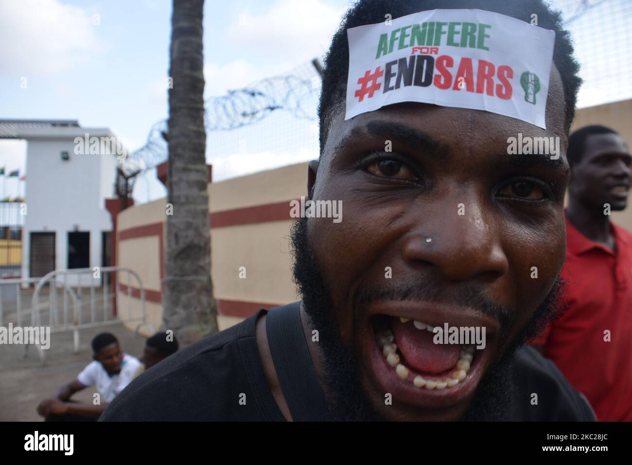 Ein Protestler reagiert, als Demonstranten am 20. Oktober 2020 während einer friedlichen Demonstration gegen die Polizeibrutalität in Nigeria vor dem Sekretariat von Alausa in Ikeja, Bundesstaat Lagos, marschieren. Die Gouverneurin des Staates Lagos, Babajide Sonwo-Olu, hat am Dienstag aufgrund der gewalttätigen Angriffe auf Polizisten und unschuldige Nigerianer eine 24-Stunden-Ausgangssperre gegen den Staat verhängt, die am 4pm. (Foto von Olukayode Jaiyeola/NurPhoto) Stockfoto