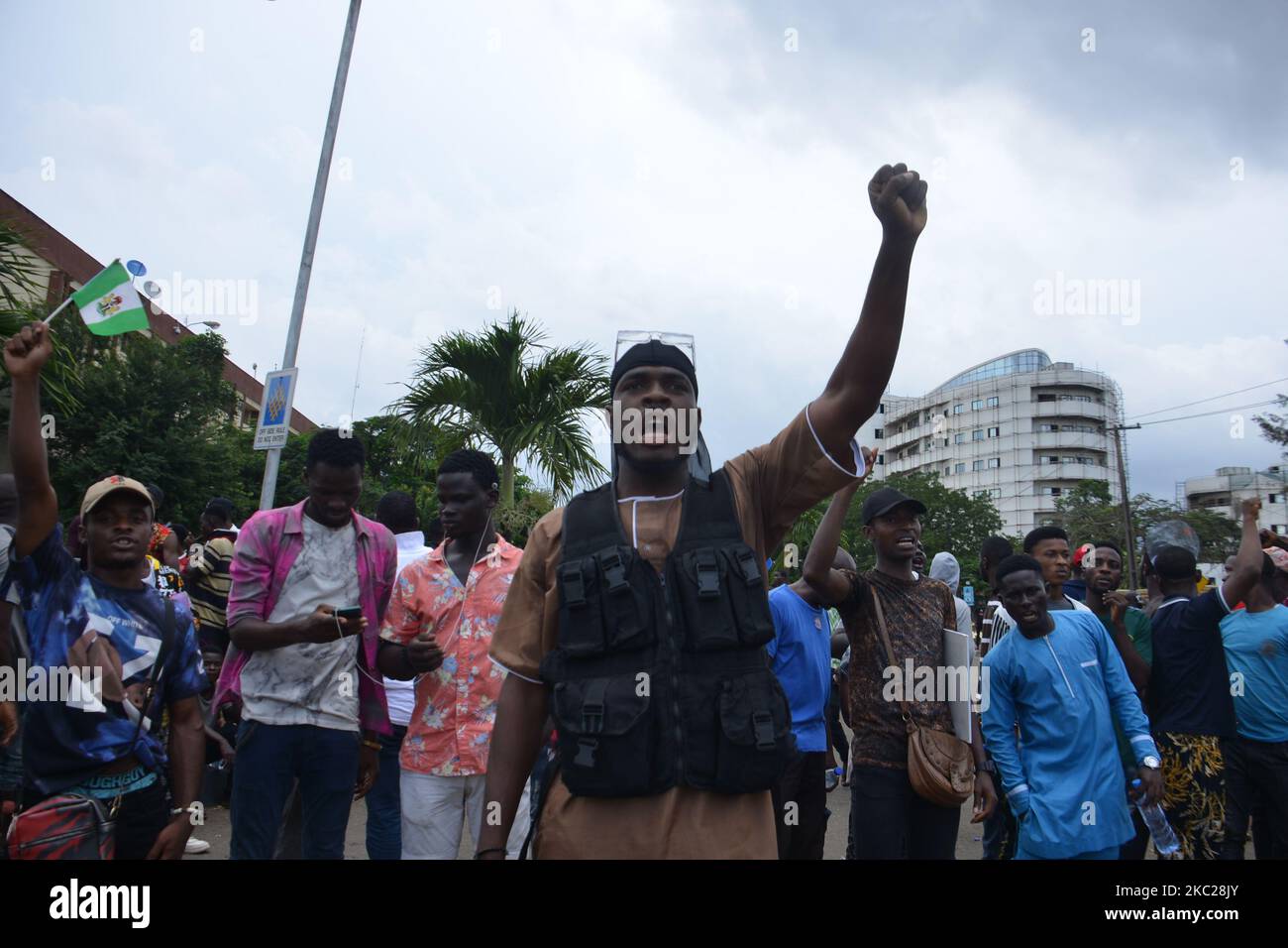 Die Demonstranten reagieren, als die Demonstranten am 20. Oktober 2020 während einer friedlichen Demonstration gegen die Brutalität der Polizei in Nigeria vor dem Sekretariat von Alausa in Ikeja, Bundesstaat Lagos, marschieren. Die Gouverneurin des Staates Lagos, Babajide Sonwo-Olu, hat am Dienstag aufgrund der gewalttätigen Angriffe auf Polizisten und unschuldige Nigerianer eine 24-Stunden-Ausgangssperre gegen den Staat verhängt, die am 4pm. (Foto von Olukayode Jaiyeola/NurPhoto) Stockfoto