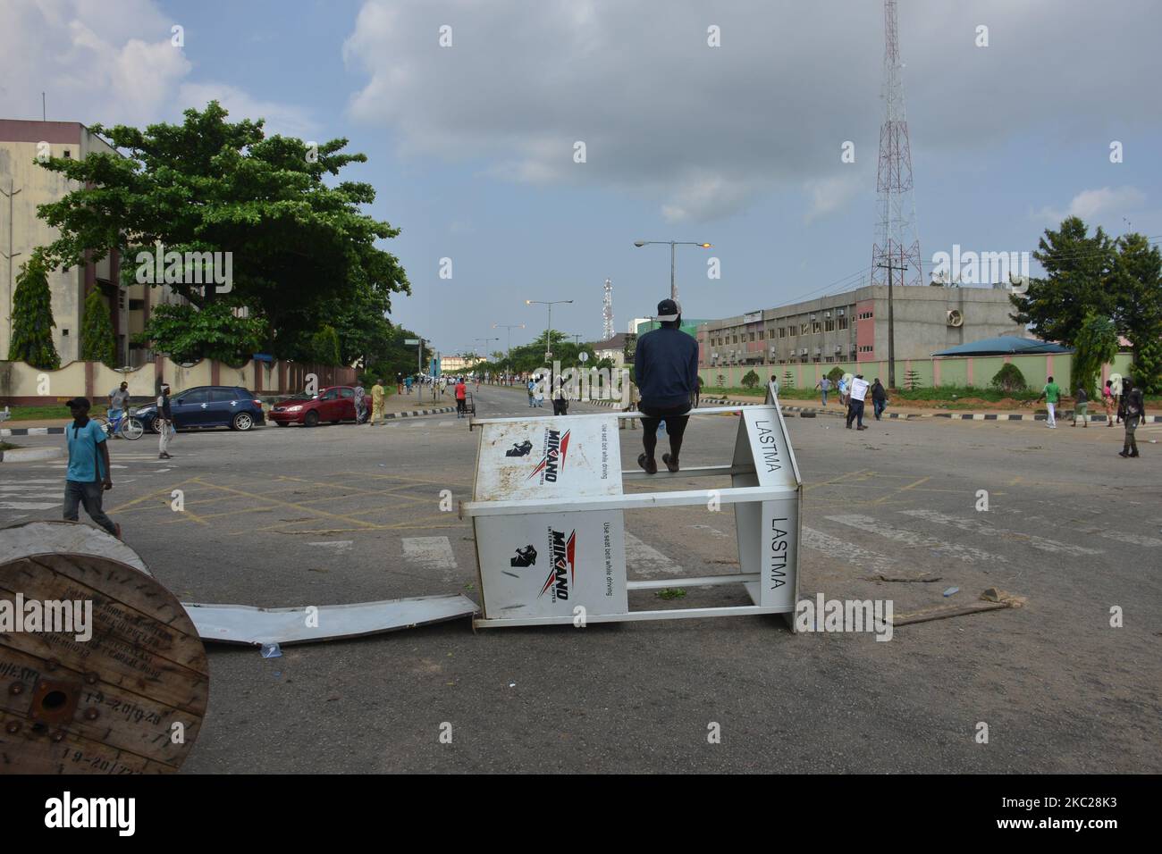 Während einer friedlichen Demonstration gegen die Brutalität der Polizei in Nigeria am 20. Oktober 2020 verbarrikadierten Demonstranten die Autobahn zwischen Lagos und anderen Teilen des Landes in Alausa, Bundesstaat Ikeja Lagos. Die Gouverneurin des Staates Lagos, Babajide Sonwo-Olu, hat am Dienstag aufgrund der gewalttätigen Angriffe auf Polizisten und unschuldige Nigerianer eine 24-Stunden-Ausgangssperre gegen den Staat verhängt, die am 4pm. (Foto von Olukayode Jaiyeola/NurPhoto) Stockfoto