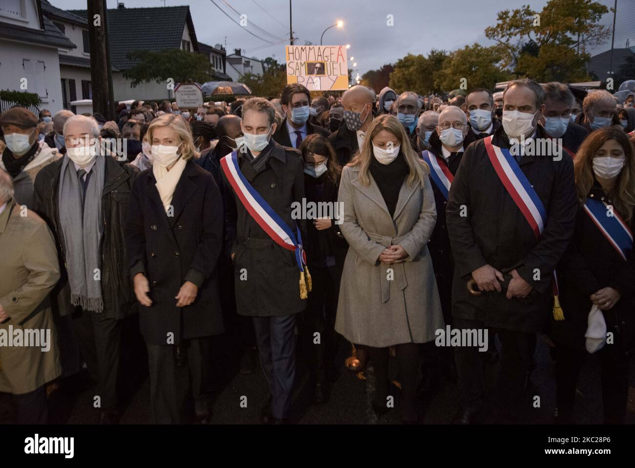 Der Präsident der Region Ile de France, Valerie Pecresse, und der Bürgermeister der Stadt, Laurent Brosse, nehmen am 20. Oktober 2020 an der feierlichen demonstration in Conflans-Sainte-Honirine, Frankreich, Teil, um das Gedenken an Samuel Paty zu ehren, Der Lehrer wurde getötet, weil er während seiner Klassen Karikaturen des Propheten Muhammad gezeigt hatte. (Foto von Jacopo Landi/NurPhoto) Stockfoto