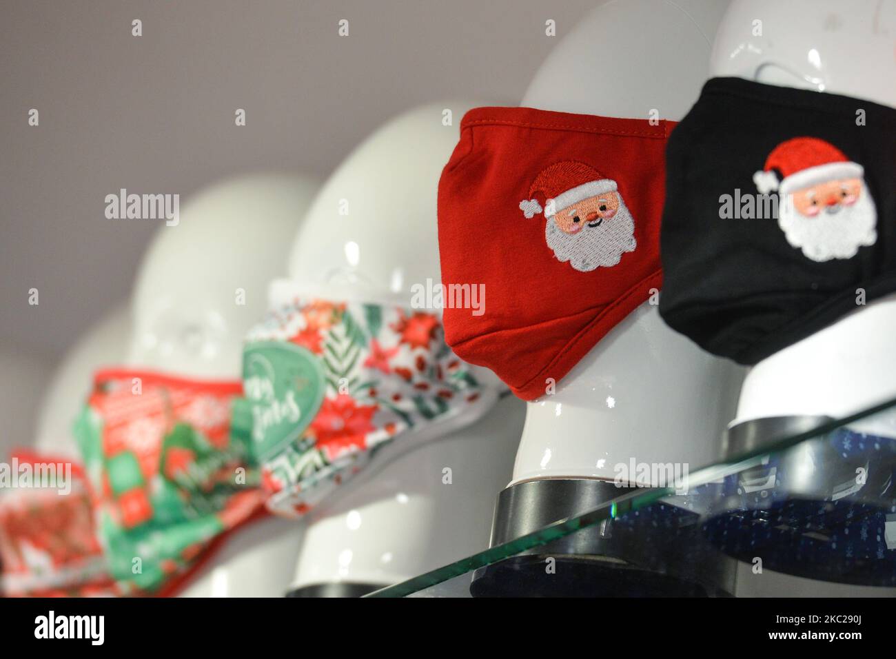 Schützende Gesichtsmaske mit Weihnachtsthema zum Verkauf in einem Souvenirladen in der Krakauer Altstadt. Heute meldete das Gesundheitsministerium 9.291 neue Fälle von COVID-19 in Polen, darunter eine Rekordzahl von 1.486 in der Woiwodschaft Malopolskie. Außerdem lebt jede dritte Person, die in der Woiwodschaft Malopolskie mit COVID-19 diagnostiziert wurde, in Krakau. Am Dienstag, den 20. Oktober 2020, in Krakau, Polen. (Foto von Artur Widak/NurPhoto) Stockfoto
