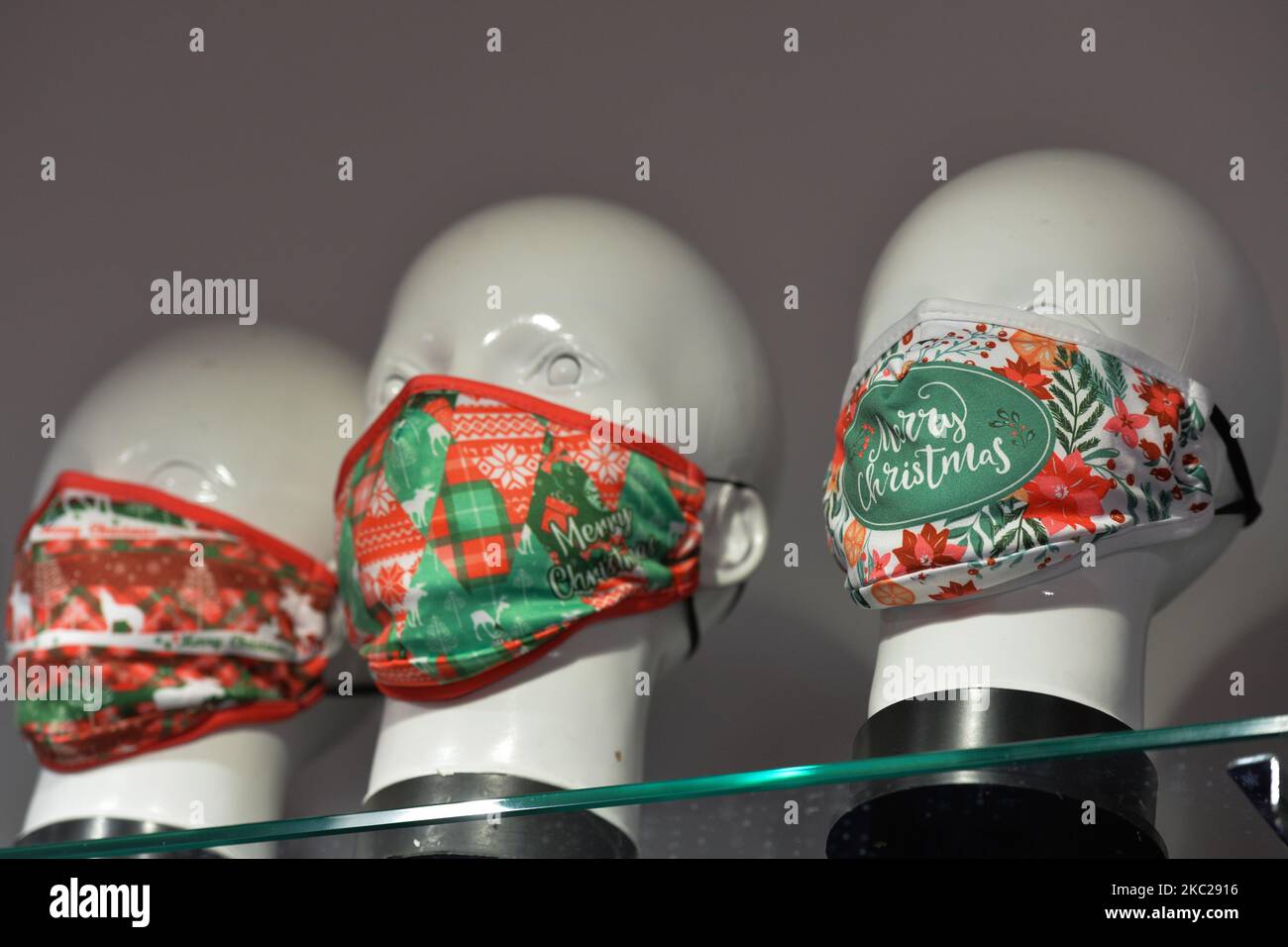 Schützende Gesichtsmaske mit Weihnachtsthema zum Verkauf in einem Souvenirladen in der Krakauer Altstadt. Heute meldete das Gesundheitsministerium 9.291 neue Fälle von COVID-19 in Polen, darunter eine Rekordzahl von 1.486 in der Woiwodschaft Malopolskie. Außerdem lebt jede dritte Person, die in der Woiwodschaft Malopolskie mit COVID-19 diagnostiziert wurde, in Krakau. Am Dienstag, den 20. Oktober 2020, in Krakau, Polen. (Foto von Artur Widak/NurPhoto) Stockfoto