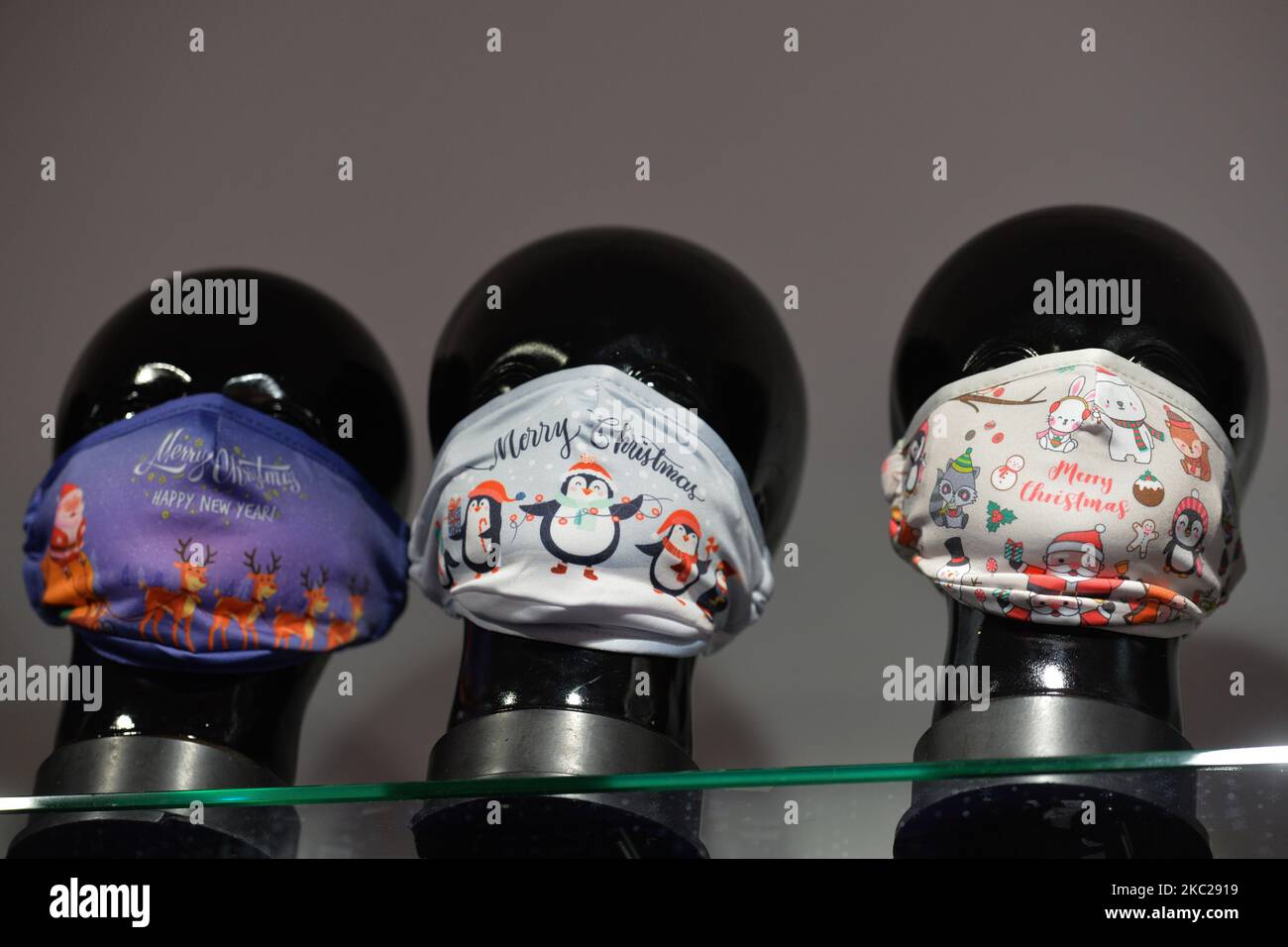 Schützende Gesichtsmaske mit Weihnachtsthema zum Verkauf in einem Souvenirladen in der Krakauer Altstadt. Heute meldete das Gesundheitsministerium 9.291 neue Fälle von COVID-19 in Polen, darunter eine Rekordzahl von 1.486 in der Woiwodschaft Malopolskie. Außerdem lebt jede dritte Person, die in der Woiwodschaft Malopolskie mit COVID-19 diagnostiziert wurde, in Krakau. Am Dienstag, den 20. Oktober 2020, in Krakau, Polen. (Foto von Artur Widak/NurPhoto) Stockfoto