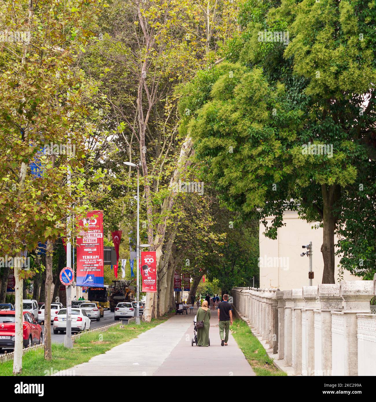 Istanbul, Türkei - 31. August 2022: Fußgänger, die im Sommer im Stadtteil Sultan Ahmet im Gulhane Park in einer Passage mit riesigen grünen Bäumen spazieren Stockfoto