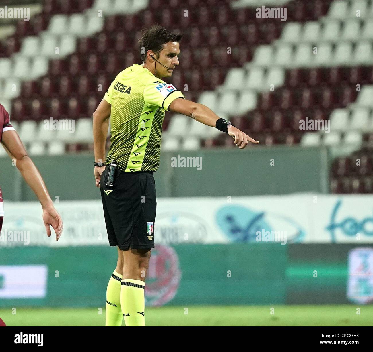Riccardo Ros, Schiedsrichter, während des Spiels der Serie B zwischen Reggina 1914 und Cosenza Calcio am 20. Oktober 2020 im Stadion „Oreste Granillo“ in Reggio Calabria, Italien (Foto: Gabriele Maricchiolo/NurPhoto) Stockfoto