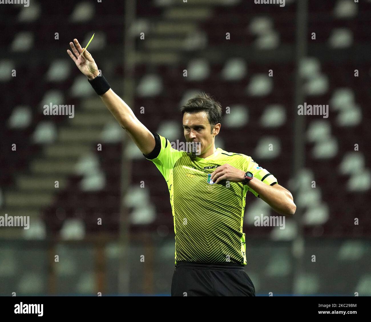 Riccardo Ros, Schiedsrichter, während des Spiels der Serie B zwischen Reggina 1914 und Cosenza Calcio am 20. Oktober 2020 im Stadion „Oreste Granillo“ in Reggio Calabria, Italien (Foto: Gabriele Maricchiolo/NurPhoto) Stockfoto