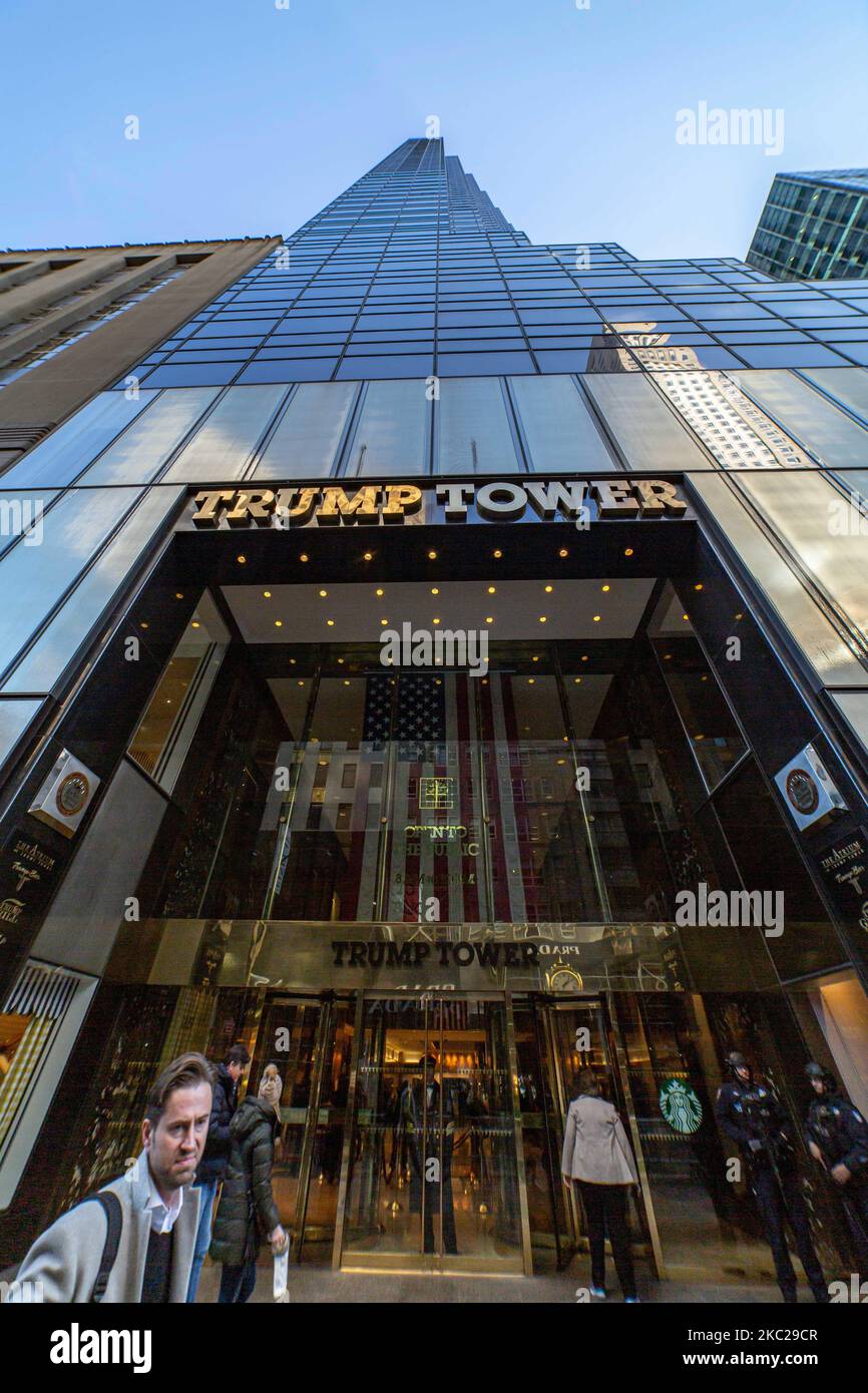 Weitwinkelansicht des Haupteingangs mit der Beschreibung 'Trump Tower' in New York City in den USA. Der 58-stöckige Wolkenkratzer an der Fifth Avenue in Midtown Manhattan beherbergt das Hauptquartier der Trump Organization und die Penthouse-Eigentumswohnung des US-Präsidenten Donald Trump, der auch Geschäftsmann und Immobilienentwickler ist. Das Gebäude wurde von der Scutt in modernistischen Architektur mit Glas und Treppenfassade am Gebäude entworfen, der Bau begann im Jahr 1979 in NYC. New York, USA am 2020. Februar (Foto von Nicolas Economou/NurPhoto) Stockfoto