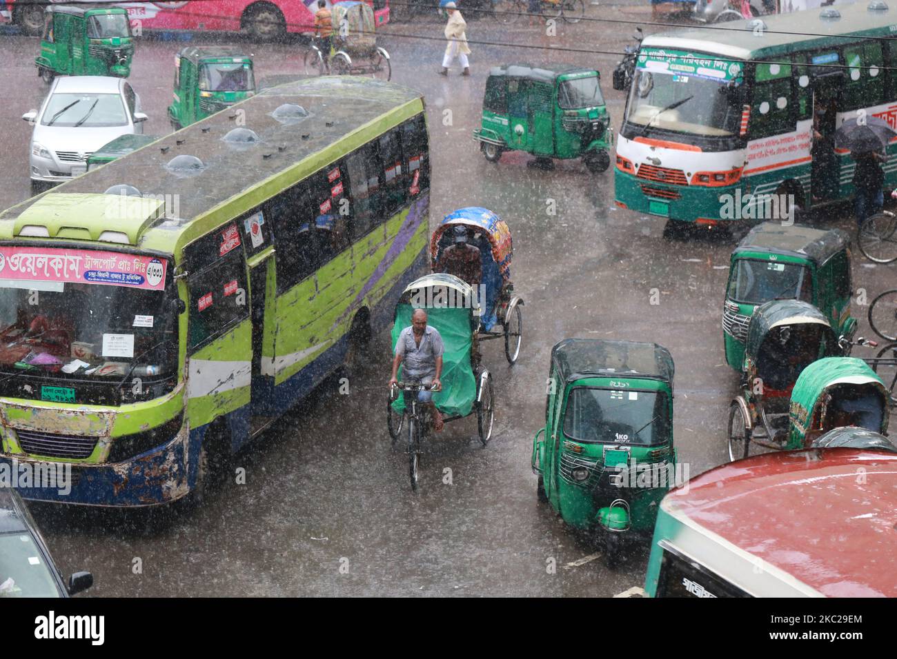 Die Menschen machen sich ihren Weg während der Niederschläge in Dhaka, Bangladesch am 21. Oktober 2020. (Foto von Rehman Asad/NurPhoto) Stockfoto