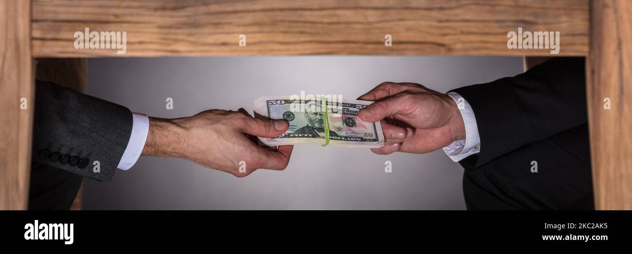Bestechung Unter Tisch. Korruption Geld Stockfoto
