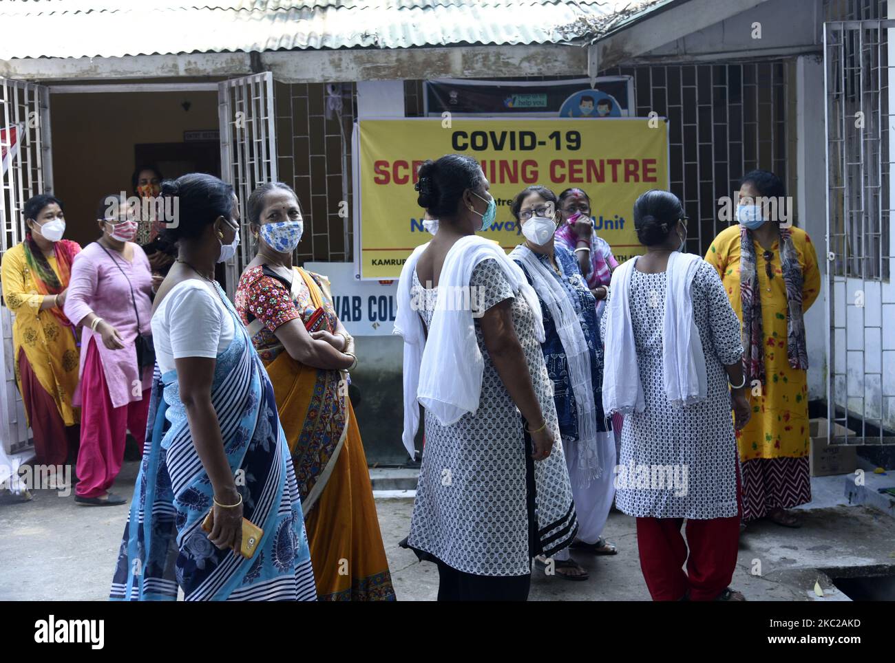 Frauen kommen für Covid-19 Rapid Antigen Testing (RATTE) am 21. Oktober 2020 in einem Swab-Sammelzentrum vor dem durga Puja-Festival in Guwahati, Indien, an. Bis Oktober 20 wurden insgesamt 9,72,00,379 Proben getestet. Laut der Johns Hopkins University, die COVID-19-Daten aus der ganzen Welt zusammenstellt, ist Indiens Todesrate die drittschlimmste. (Foto von David Talukdar/NurPhoto) Stockfoto