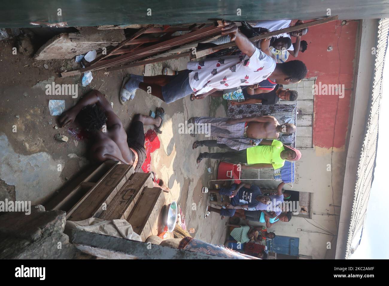 Ein Mann, Abayo Adeyemi, der angeblich von der Polizei, die #EndSARS Ausgangssperre durchsetzte, am Mittwoch, den 21. Oktober, vor seinem Wohnsitz an der Lateef Jakande Road, Agidingbi, Lagos, Nigeria, in einem Blutbad angeschossen wurde, 2020. Die Regierung des Staates Lagos, Nigeria, hat am Dienstag die Ausgangssperre im Bundesstaat bekannt gegeben, um den anhaltenden Protest von #EndSARS zu beschneiden. Demonstranten fordern die Verschrottung der Polizeieinheit, bekannt als Special Anti-Raub Squad (SARS) über die squadâ €™s unaufhörliche Belästigung, Brutalität und Tötung von unschuldigen Nigerianern. Foto von Adekunle Ajayi (Foto von Adekunle Ajayi/NurPhoto) Stockfoto