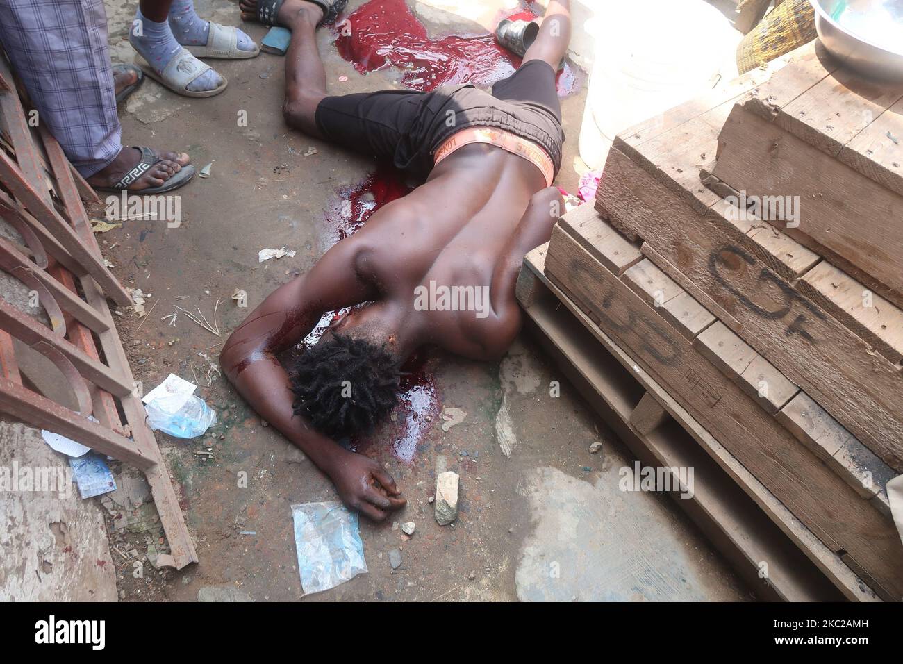 Ein Mann, Abayo Adeyemi, der angeblich von der Polizei, die #EndSARS Ausgangssperre durchsetzte, am Mittwoch, den 21. Oktober, vor seinem Wohnsitz an der Lateef Jakande Road, Agidingbi, Lagos, Nigeria, in einem Blutbad angeschossen wurde, 2020. Die Regierung des Staates Lagos, Nigeria, hat am Dienstag die Ausgangssperre im Bundesstaat bekannt gegeben, um den anhaltenden Protest von #EndSARS zu beschneiden. Demonstranten fordern die Verschrottung der Polizeieinheit, bekannt als Special Anti-Raub Squad (SARS) über die squadâ €™s unaufhörliche Belästigung, Brutalität und Tötung von unschuldigen Nigerianern. Foto von Adekunle Ajayi (Foto von Adekunle Ajayi/NurPhoto) Stockfoto