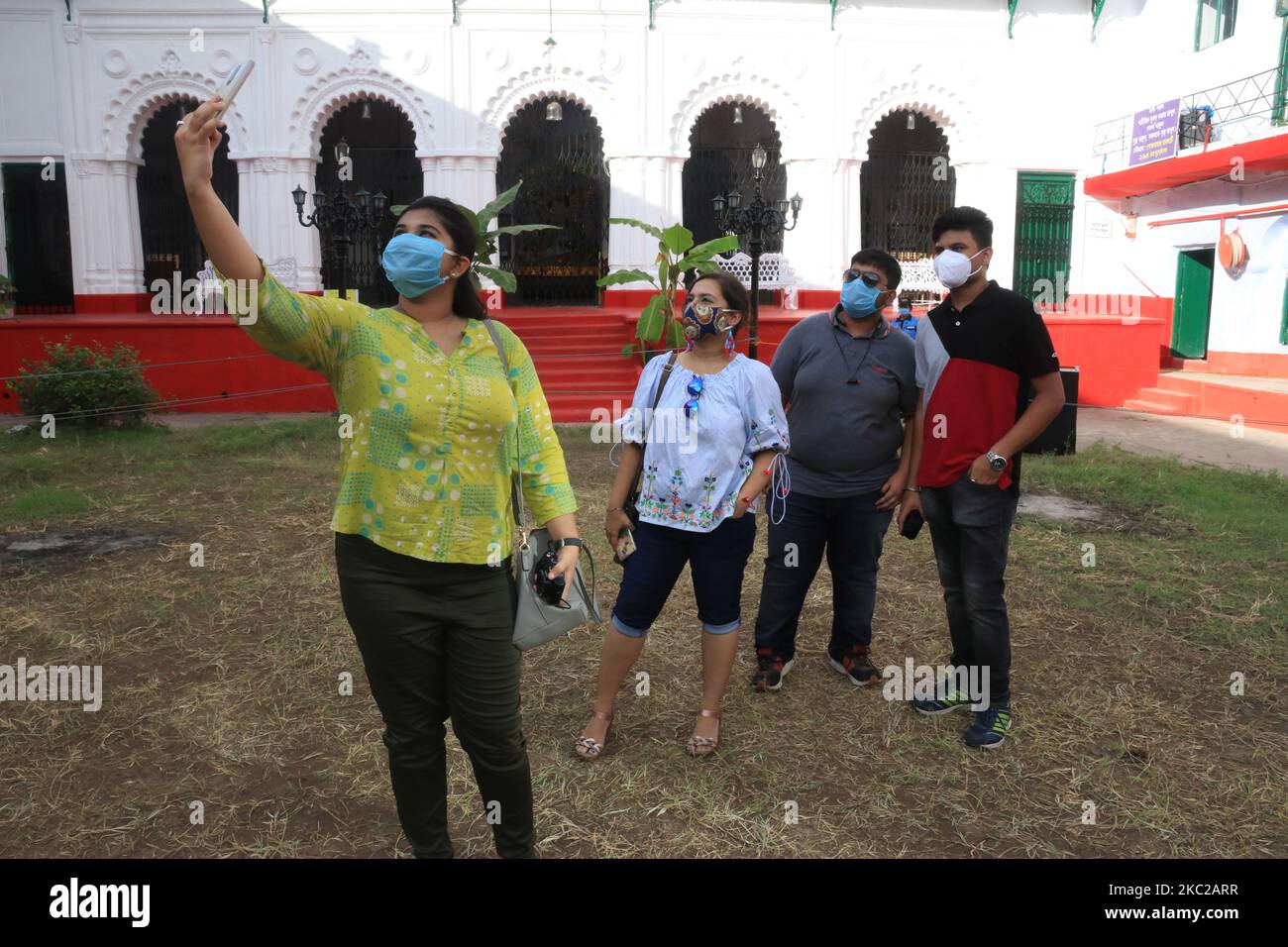 Besucher halten soziale Distanzen und mobiles Selfie auf dem Sovabazar Boro Rajbari die 200-jährige durga puja, Maharaja Naba Krishna deb startete am 21,2020. oktober in Kolkata, Indien, Durga Puja. (Foto von Debajyoti Chakraborty/NurPhoto) Stockfoto