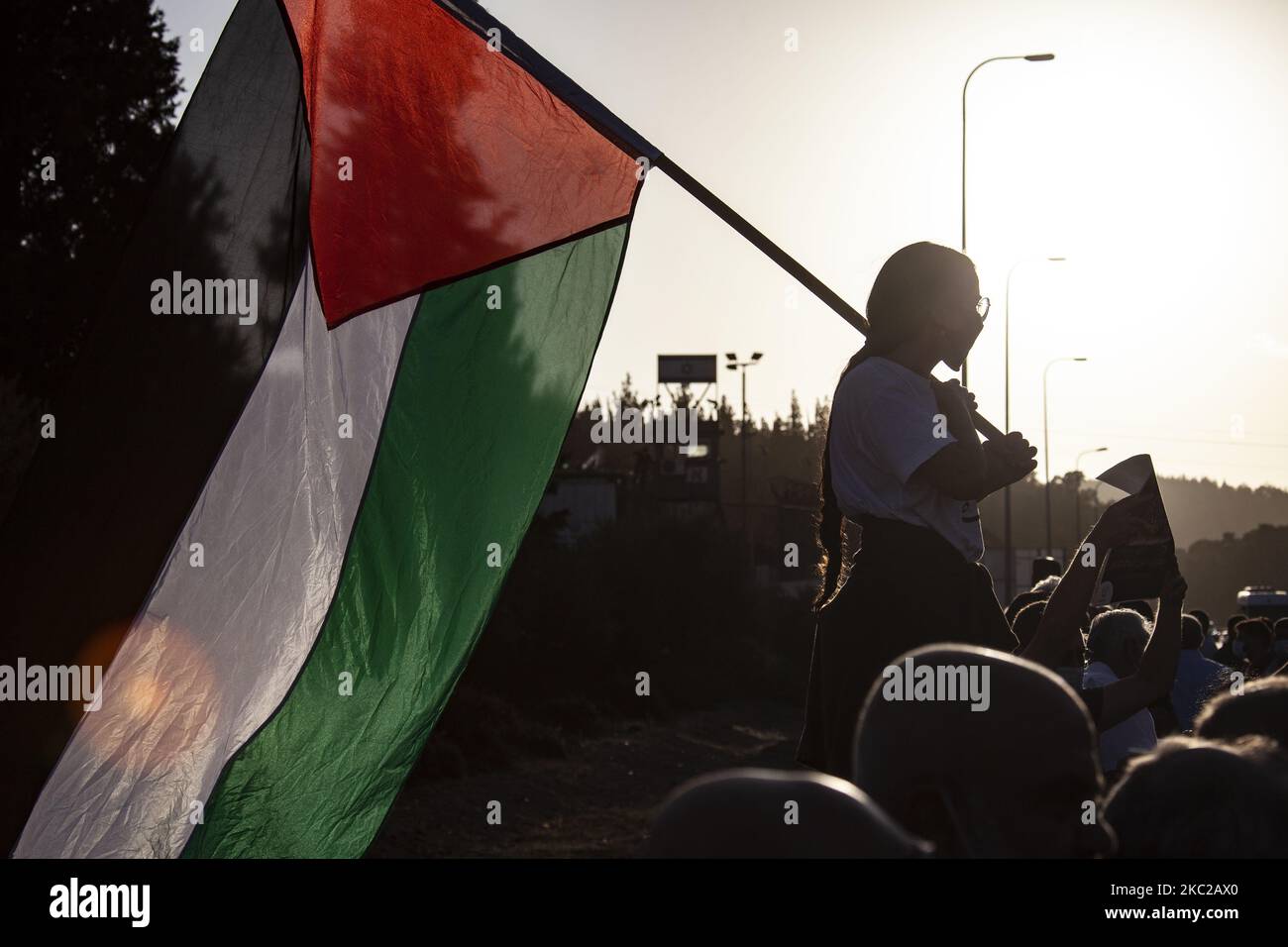 Palästinenser protestieren am 21. Oktober 2020 in Megiddo im Norden Israels, um die Freilassung des 49-jährigen Palästinensers Maher al-Akhras aus dem israelischen Gefängnis zu fordern, dessen Familien- und Menschenrechtsgruppen warnen, dass er sich jetzt am Rande des Todes befindet. Al-Akhras befindet sich seit fast 90 Tagen in einem Hungerstreik, um gegen Israels umfassende Politik der Verwaltungshaft zu protestieren, eine Praxis, die es den Behörden ermöglicht, Menschen unbegrenzt ohne Gerichtsverfahren in Haft zu halten. (Foto von Mati Milstein/NurPhoto) Stockfoto
