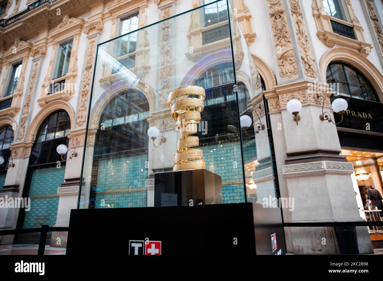 Die Trofeo Senza Fine für den Sieger des Giro D'Italia 2020-Radrennens ist am 21. Oktober 2020 in Mailand, Italien, in der Galleria Vittorio Emanuele II zu sehen. (Foto von Alessandro Bremec/NurPhoto) Stockfoto