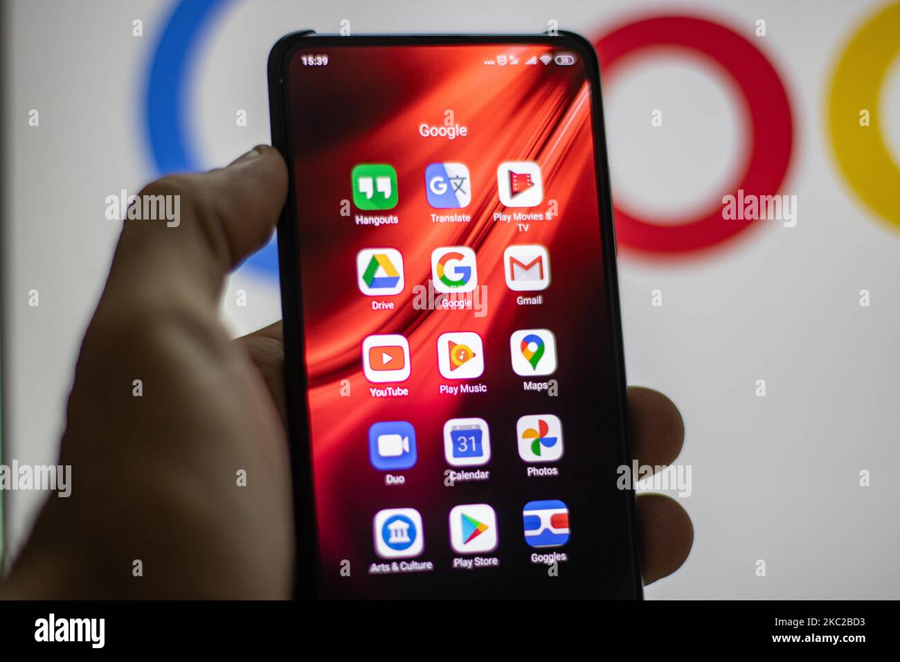 Google thumbainls unlucing Google Apps wie Gmail, Maps, YouTube, Drive, Hangouts etc. Wie auf einem Handy-Bildschirm gesehen. Google-Nahaufnahme-Logo auf einem Telefonbildschirm angezeigt, Smartphone auf einer Tastatur ist in dieser Multiple-Exposure-Abbildung zu sehen, das Unternehmenssymbol ist weltweit anerkannt. Google, LLC ist ein amerikanischer Tech-Gigant, ein multinationales Technologieunternehmen, das sich auf internetbezogene Dienste und Produkte spezialisiert hat, zu denen Online-Werbetechnologien, eine Suchmaschine, Cloud-Computing, Software und Hardware gehören. Es gilt als eines der vier großen Technologieunternehmen in den USA. Amsterdam Stockfoto