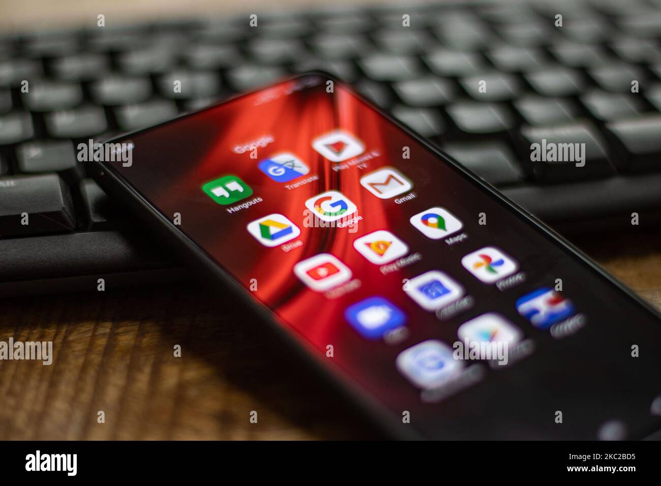 Google thumbainls unlucing Google Apps wie Gmail, Maps, YouTube, Drive, Hangouts etc. Wie auf einem Handy-Bildschirm gesehen. Google-Nahaufnahme-Logo auf einem Telefonbildschirm angezeigt, Smartphone auf einer Tastatur ist in dieser Multiple-Exposure-Abbildung zu sehen, das Unternehmenssymbol ist weltweit anerkannt. Google, LLC ist ein amerikanischer Tech-Gigant, ein multinationales Technologieunternehmen, das sich auf internetbezogene Dienste und Produkte spezialisiert hat, zu denen Online-Werbetechnologien, eine Suchmaschine, Cloud-Computing, Software und Hardware gehören. Es gilt als eines der vier großen Technologieunternehmen in den USA. Amsterdam Stockfoto