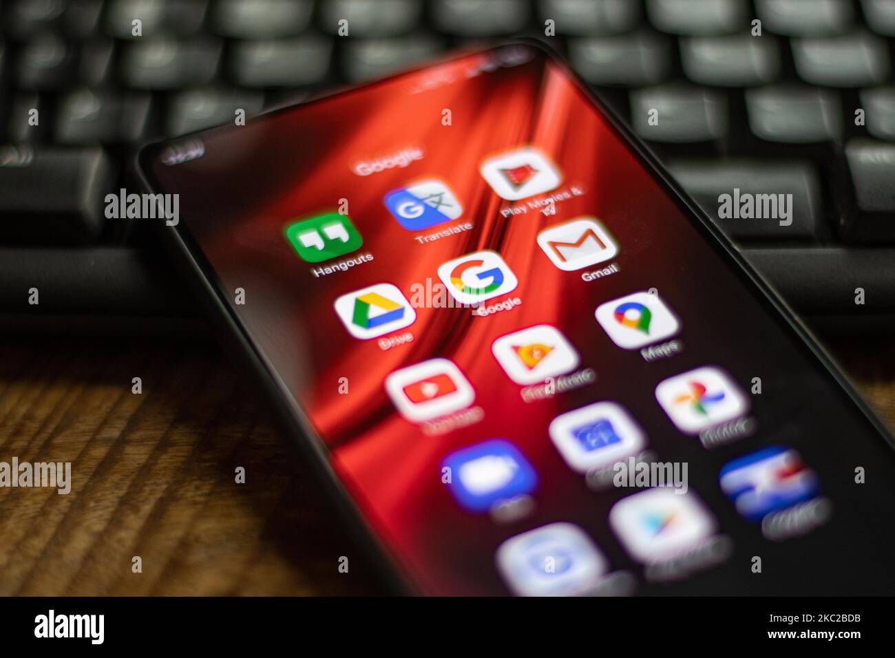 Google thumbainls unlucing Google Apps wie Gmail, Maps, YouTube, Drive, Hangouts etc. Wie auf einem Handy-Bildschirm gesehen. Google-Nahaufnahme-Logo auf einem Telefonbildschirm angezeigt, Smartphone auf einer Tastatur ist in dieser Multiple-Exposure-Abbildung zu sehen, das Unternehmenssymbol ist weltweit anerkannt. Google, LLC ist ein amerikanischer Tech-Gigant, ein multinationales Technologieunternehmen, das sich auf internetbezogene Dienste und Produkte spezialisiert hat, zu denen Online-Werbetechnologien, eine Suchmaschine, Cloud-Computing, Software und Hardware gehören. Es gilt als eines der vier großen Technologieunternehmen in den USA. Amsterdam Stockfoto
