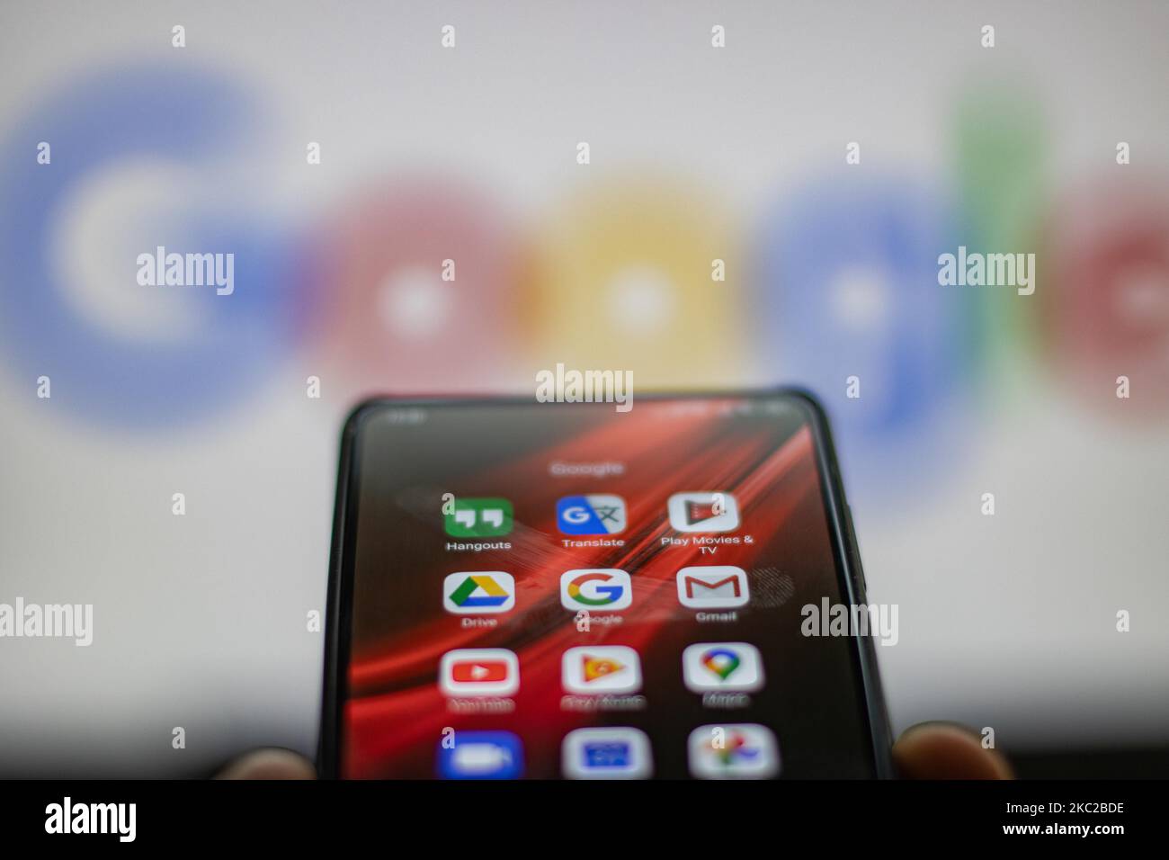 Google thumbainls unlucing Google Apps wie Gmail, Maps, YouTube, Drive, Hangouts etc. Wie auf einem Handy-Bildschirm gesehen. Google-Nahaufnahme-Logo auf einem Telefonbildschirm angezeigt, Smartphone auf einer Tastatur ist in dieser Multiple-Exposure-Abbildung zu sehen, das Unternehmenssymbol ist weltweit anerkannt. Google, LLC ist ein amerikanischer Tech-Gigant, ein multinationales Technologieunternehmen, das sich auf internetbezogene Dienste und Produkte spezialisiert hat, zu denen Online-Werbetechnologien, eine Suchmaschine, Cloud-Computing, Software und Hardware gehören. Es gilt als eines der vier großen Technologieunternehmen in den USA. Amsterdam Stockfoto