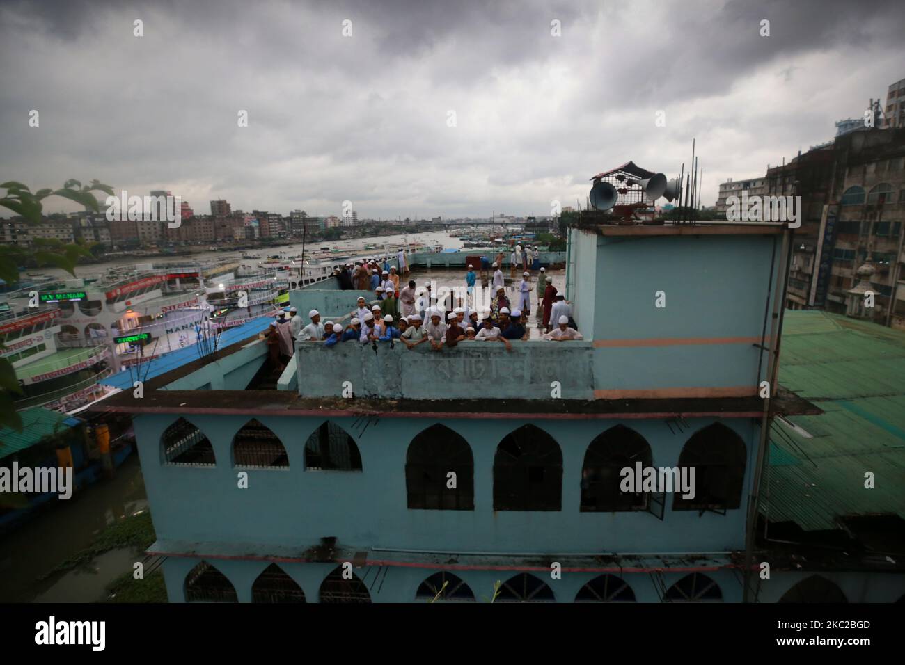 Waisenkinder, die am 22. Oktober 2020 auf dem Dach eines islamischen Bildungszentrums am Ufer des Buriganga-Flusses in Dhaka ihre Freizeit vergehen. (Foto von Rehman Asad/NurPhoto) Stockfoto