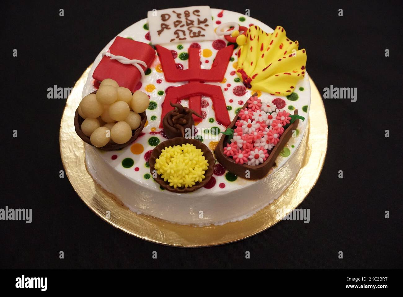 Eine Nahaufnahme eines bunten Kuchens für eine besondere Veranstaltung Stockfoto