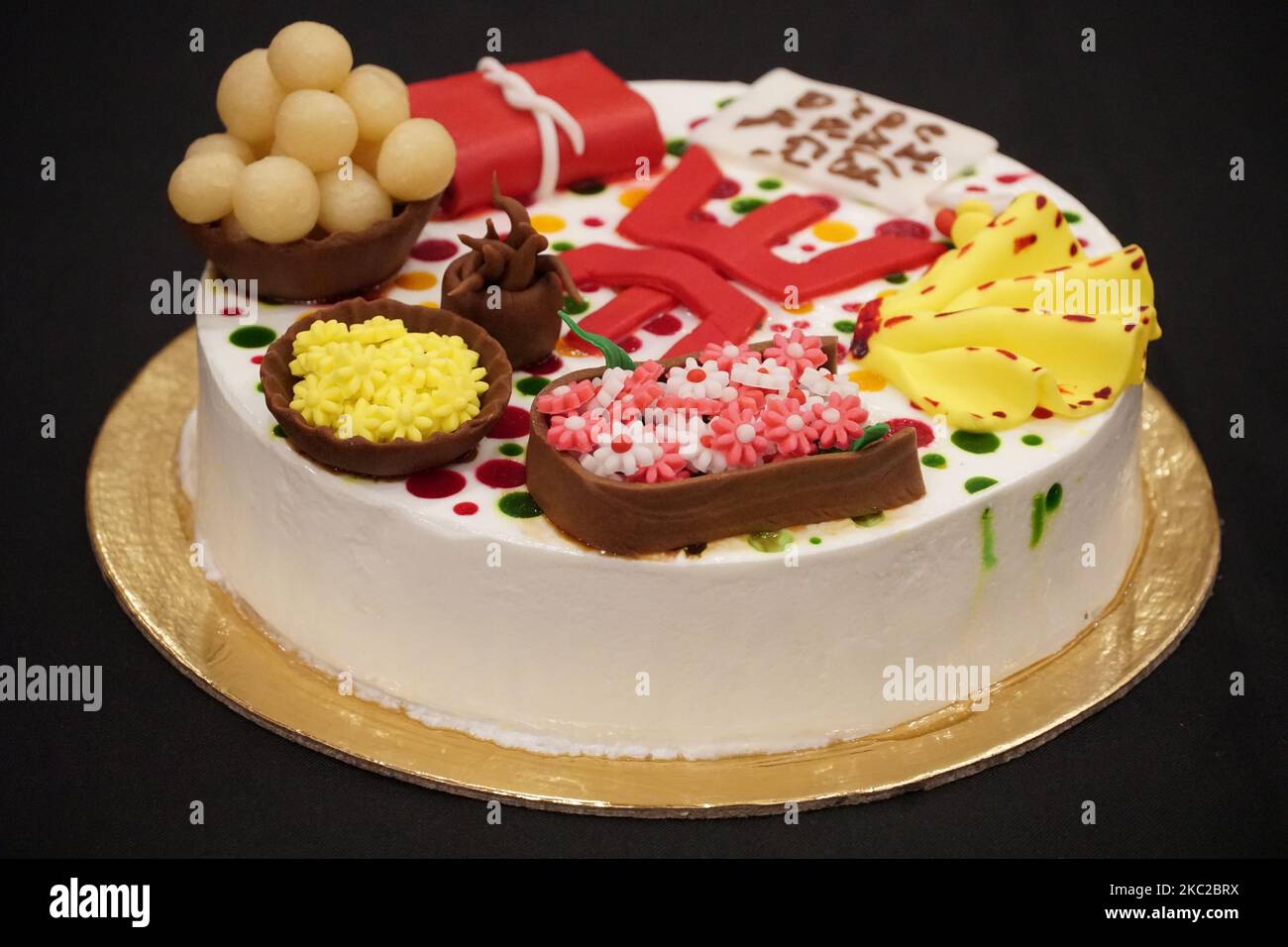 Eine Nahaufnahme eines bunten Kuchens für eine besondere Veranstaltung Stockfoto