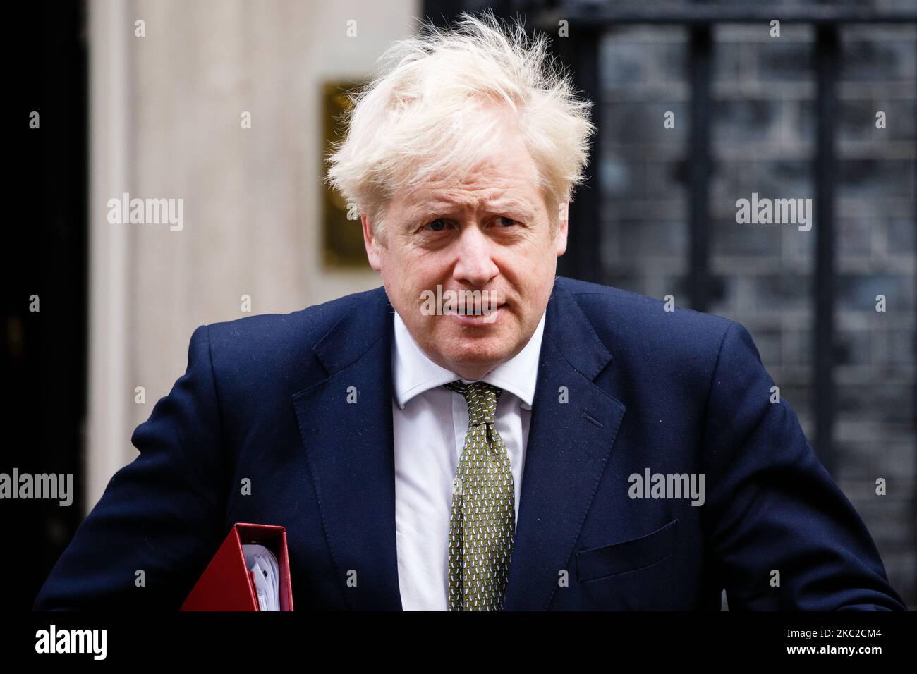 Der britische Premierminister Boris Johnson verlässt am 23. Oktober 2020 die Downing Street 10 zu einem Treffen der Kabinettsminister im Foreign, Commonwealth and Development Office (FCDO) in London, England. (Foto von David Cliff/NurPhoto) Stockfoto