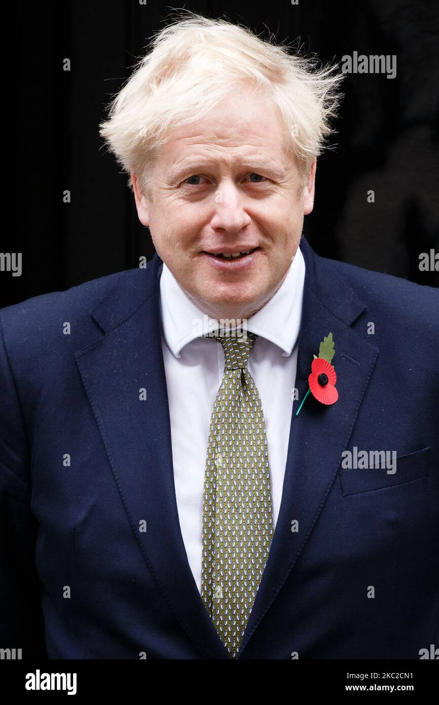 Der britische Premierminister Boris Johnson, der einen Erinnerungsmohn trägt, nachdem er Servicemitarbeiter und den Leiter der Spendenaktion für die Royal British Legion begrüßt hatte, steht am 23. Oktober 2020 vor der Tür der Downing Street 10 in London, England. Die Veranstaltung fand statt, um den jährlichen Poppy Appeal vor dem Remembrance-Sonntag im nächsten Monat zu fördern. (Foto von David Cliff/NurPhoto) Stockfoto