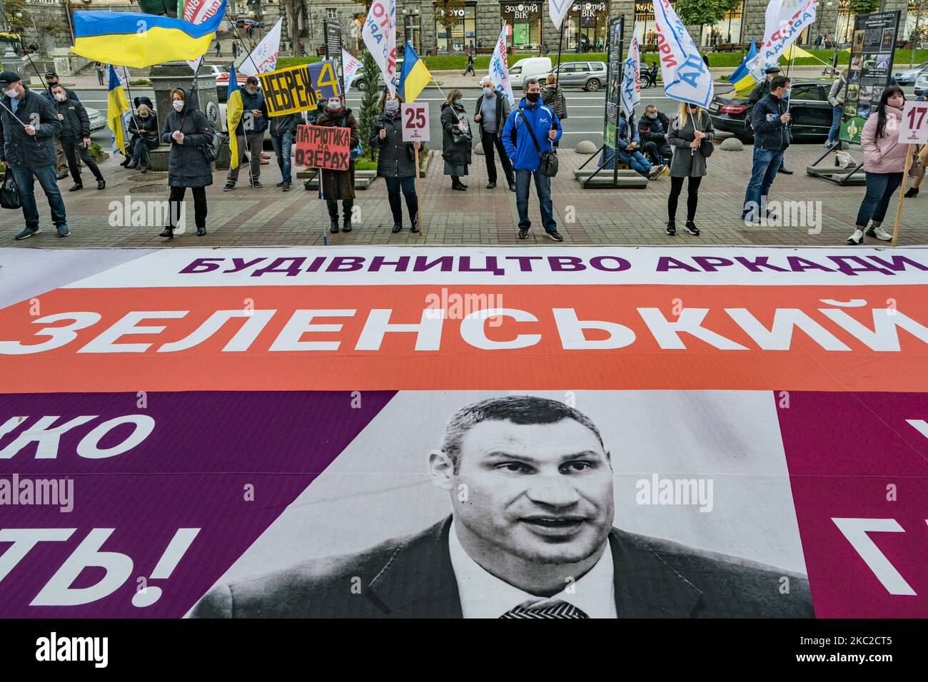 Riesiges Banner von Vitali Klitschko, Major der Stadt Kiew, bei einer Demonstration in Kiew der betroffenen Investoren durch den Bankrott der Arcada Bank. Bauprojekte der Bank wurden gestoppt und sie verloren ihr investiertes Geld und sie bitten um die Intervention wichtiger Politiker der Ukraine, um ihnen bei dem zu helfen, was sie einen Bankbetrug nennen. (Foto von Celestino Arce/NurPhoto) Stockfoto