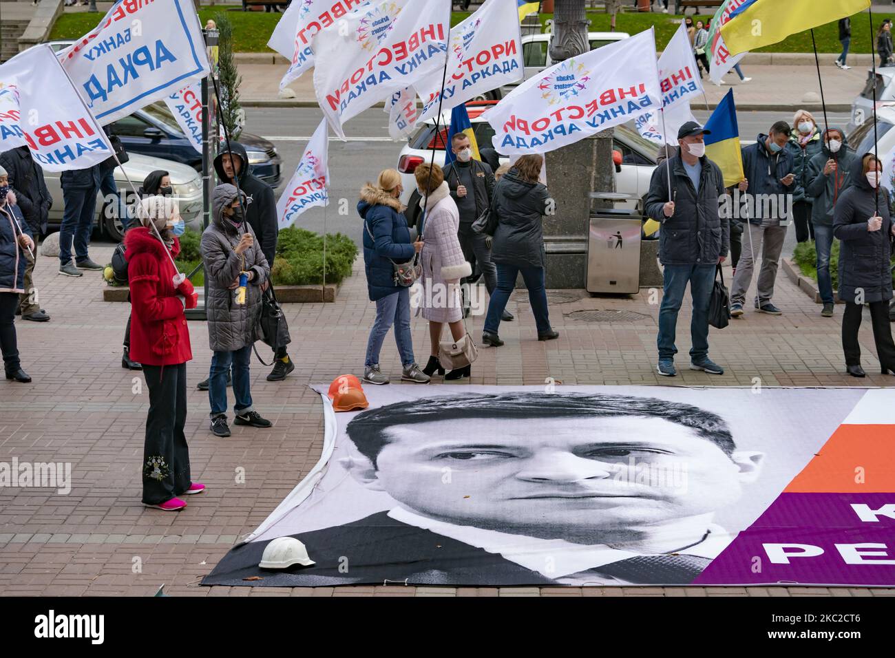 Riesiges Banner des ukrainischen Präsidenten Wolodymyr Zelenskiy bei einer Demonstration der vom Bankrott der Arcada Bank betroffenen Investoren in Kiew. Bauprojekte der Bank wurden gestoppt und sie verloren ihr investiertes Geld und sie bitten um die Intervention wichtiger Politiker der Ukraine, um ihnen bei dem zu helfen, was sie einen Bankbetrug nennen. (Foto von Celestino Arce/NurPhoto) Stockfoto