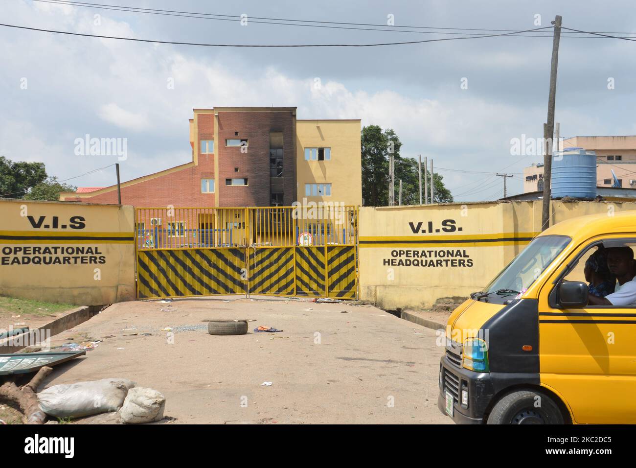 Ein Busfahrer wartet auf die Abholung der Passagiere vor dem Inspektionsdienst von Lagos (VIS), als am 23. Oktober 2020 in Lagos Hudlums ihr Büro entlang des Ojodu Berger niedergebrannt haben. Der Gouverneur von Lagos, Babajide Sonwo-Olu, entspannt die landesweite Ausgangssperre von Samstag auf 8am bis 6pm Uhr am Abend. (Foto von Olukayode Jaiyeola/NurPhoto) Stockfoto