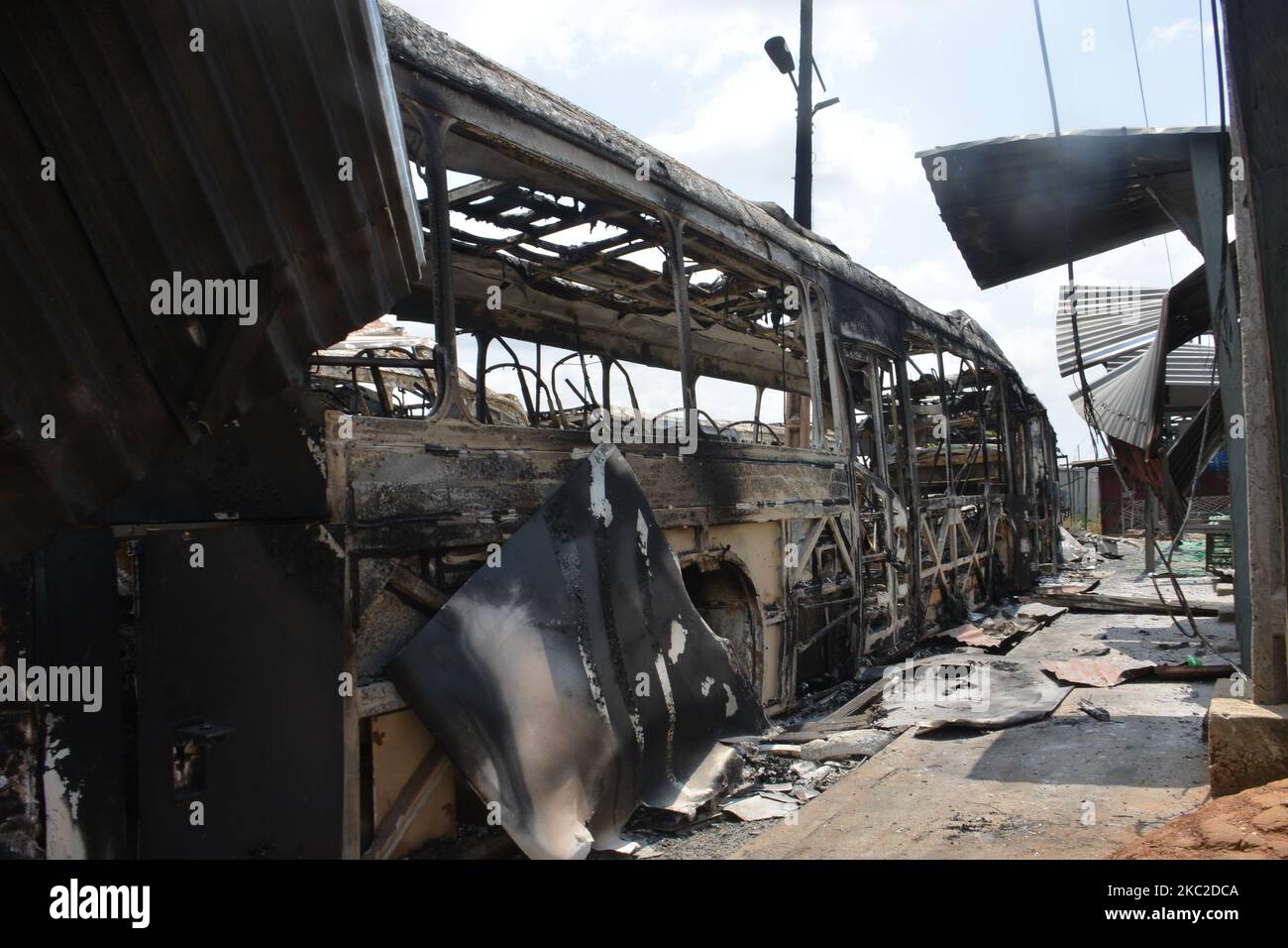 Am 23. Oktober 2020 brannten 23 BRT-Busse und ein Auto am Terminal Ojodu Berger entlang des Lagos-Ibadan Expressway in Lagos in Flammen. Der Gouverneur von Lagos, Babajide Sonwo-Olu, entspannt die landesweite Ausgangssperre von Samstag auf 8am bis 6pm Uhr am Abend. (Foto von Olukayode Jaiyeola/NurPhoto) Stockfoto