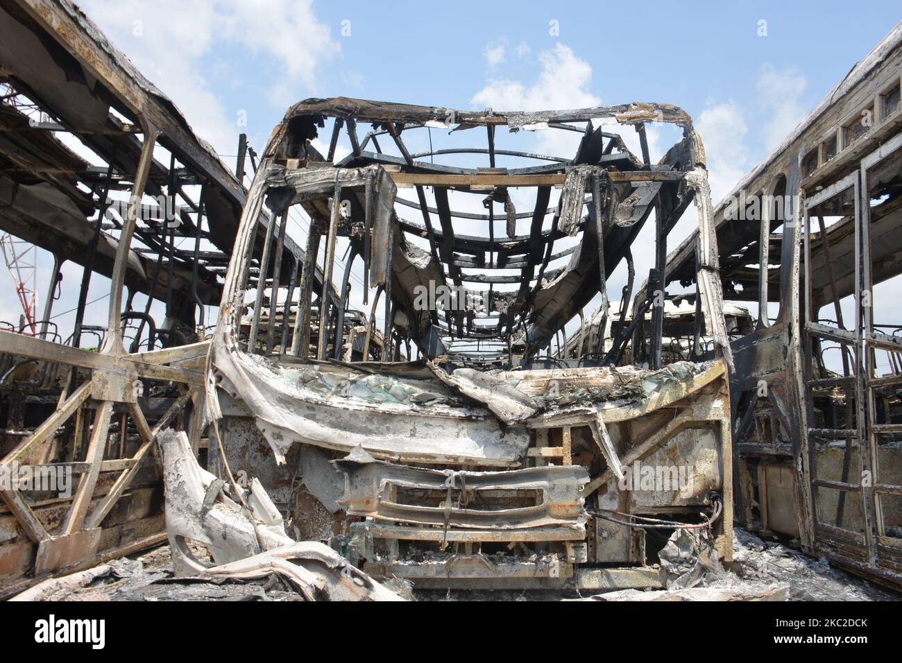 Am 23. Oktober 2020 brannten 23 BRT-Busse und ein Auto am Terminal Ojodu Berger entlang des Lagos-Ibadan Expressway in Lagos in Flammen. Der Gouverneur von Lagos, Babajide Sonwo-Olu, entspannt die landesweite Ausgangssperre von Samstag auf 8am bis 6pm Uhr am Abend. (Foto von Olukayode Jaiyeola/NurPhoto) Stockfoto