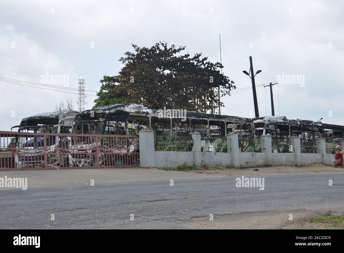 Am 23. Oktober 2020 brannten 23 BRT-Busse und ein Auto am Terminal Ojodu Berger entlang des Lagos-Ibadan Expressway in Lagos in Flammen. Der Gouverneur von Lagos, Babajide Sonwo-Olu, entspannt die landesweite Ausgangssperre von Samstag auf 8am bis 6pm Uhr am Abend. (Foto von Olukayode Jaiyeola/NurPhoto) Stockfoto