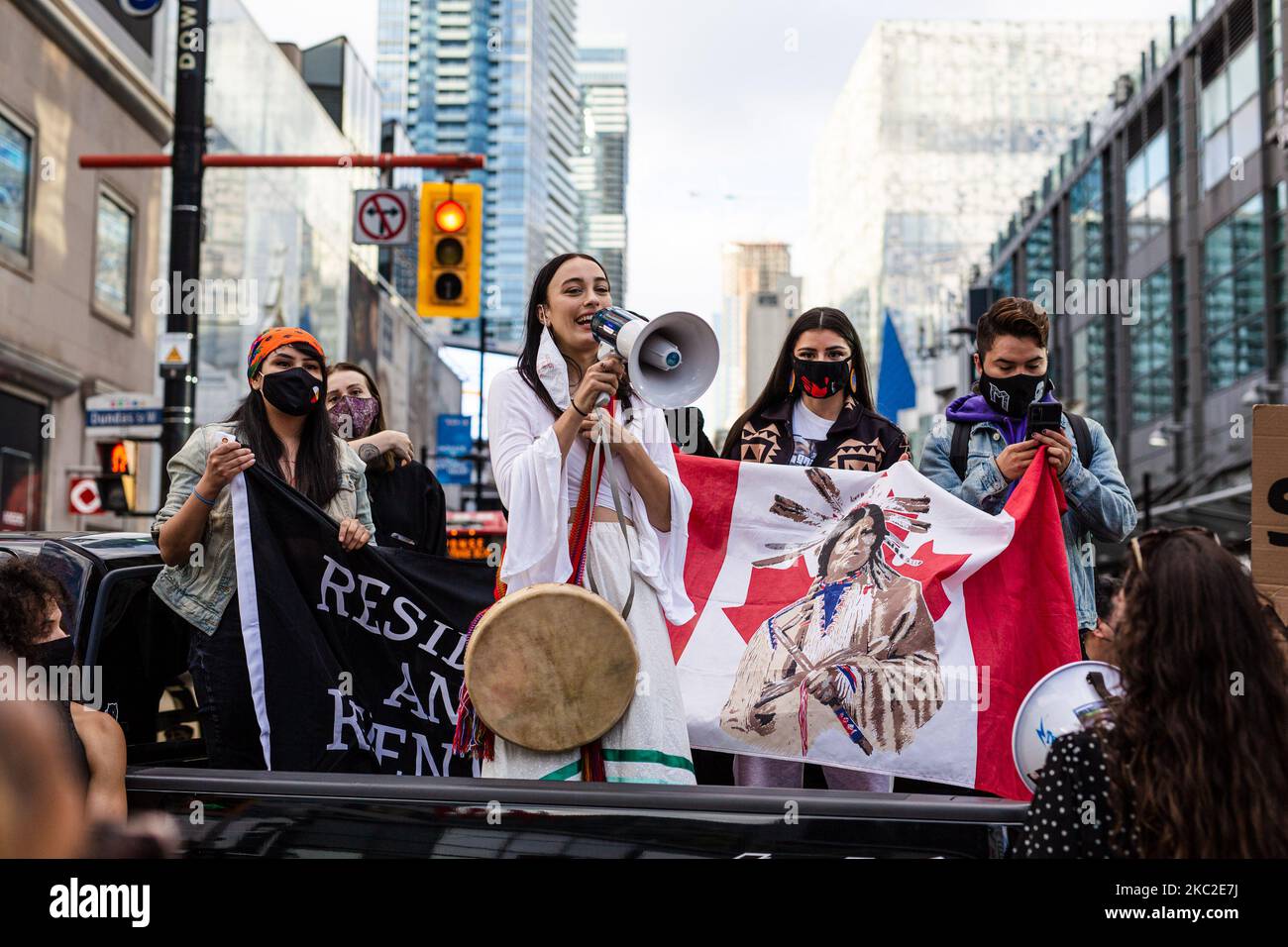 Aktivisten und Verbündete der First Nations blockierten am Freitag, den 23. Oktober 2020, fast drei Stunden lang die Kreuzung der Yonge- und Dundas-Straße in Toronto. Die Gruppe forderte die kanadische Regierung auf, die Rechte der Verträge zu wahren, die indigene Souveränität im ganzen Land zu respektieren und indigene Landverteidiger zu schützen, die ihre Rechte in verschiedenen Konflikten geltend machen. (Foto von Nick Lachance/NurPhoto) Stockfoto