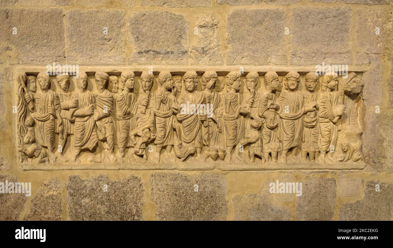 Römische Sarkophage aus dem 3.-4. Jahrhundert n. Chr. in der Basilika Sant Feliu in Girona (Katalonien, Spanien) ESP: Sarcófagos romanos de los s.III-IV Stockfoto