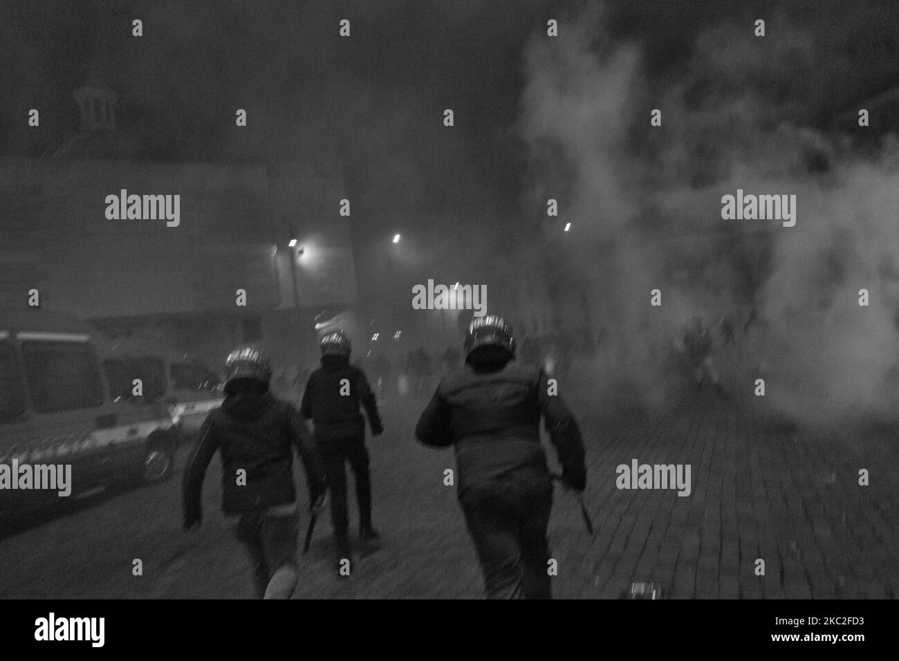 (ANMERKUNG DER REDAKTION: Bild wurde in Schwarz-Weiß umgewandelt) Eine Gruppe von Anti-Aufstand-Polizisten während der städtischen Guerilla bei der rechtsextremen Demonstration auf der Piazza Del Popolo in Rom, Italien, am 24. Oktober 2020 zwischen den Demonstranten und der Polizei. Die Demonstration wurde von der politischen Partei Forza Nuova organisiert, um gegen die italienische Regierung und die neuen Beschränkungen zu protestieren. (Foto von Matteo Trevisan/NurPhoto) Stockfoto