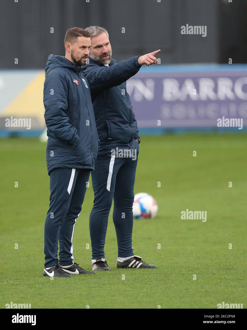 Barrow-Manager David Dunn kehrt nach einem Kampf von COVID 19 während des Sky Bet League 2-Spiels zwischen Barrow und Walsall in der Holker Street, Barrow-in-Furness, am Samstag, dem 24.. Oktober 2020 zurück. (Foto von Mark Fletcher/MI News/NurPhoto) Stockfoto