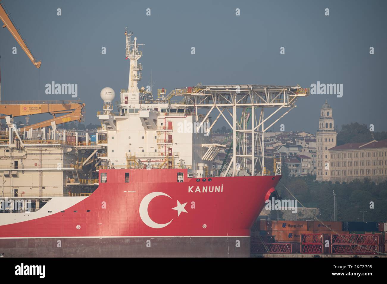 Am 24. Oktober 2020 wurde das Kanuni-Bohrschiff zur Wartung im Hafen Haydarpasa in Istanbul, Türkei, angedockt, bevor die geplanten Bohrungen im Schwarzen Meer durchgeführt wurden. (Foto von Diego Cupolo/NurPhoto) Stockfoto