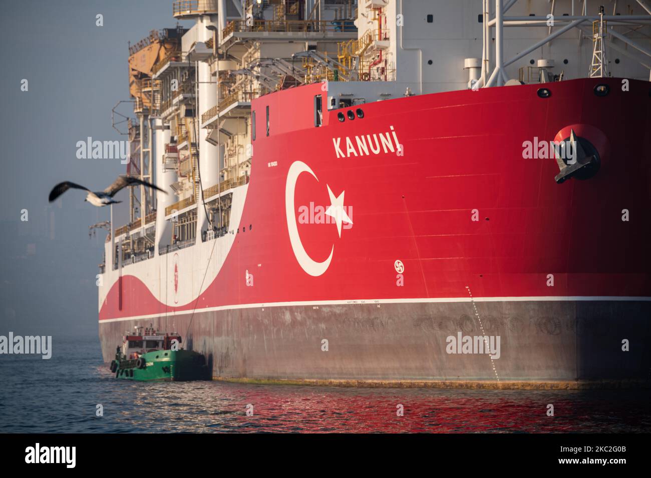 Am 24. Oktober 2020 wurde das Kanuni-Bohrschiff zur Wartung im Hafen Haydarpasa in Istanbul, Türkei, angedockt, bevor die geplanten Bohrungen im Schwarzen Meer durchgeführt wurden. (Foto von Diego Cupolo/NurPhoto) Stockfoto